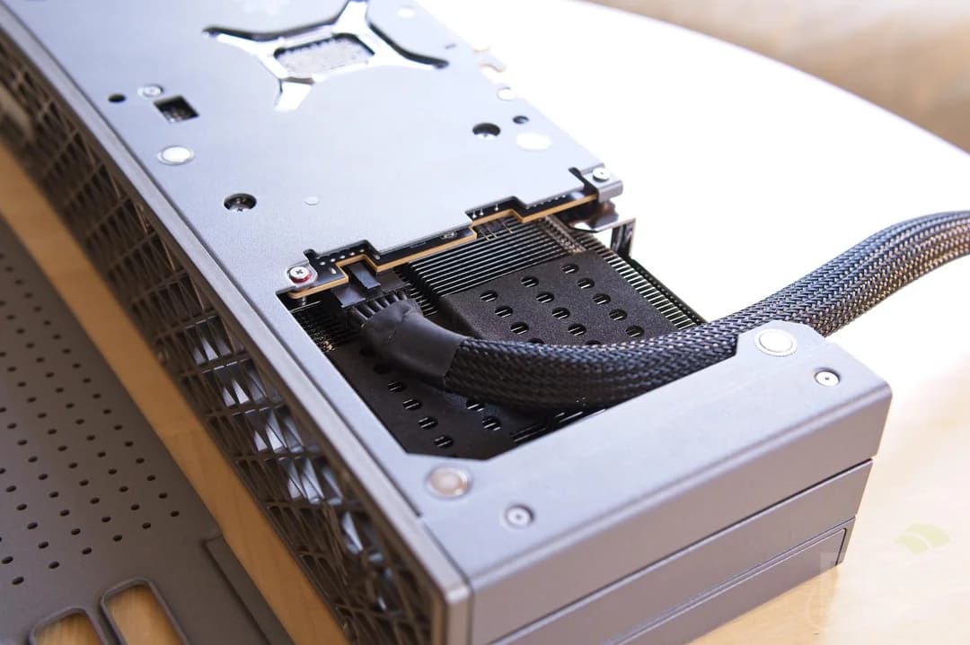 کارت گرافیک درحدنو Sapphire NITRO+ RX 9070 XT 16GB — تصویر ۴