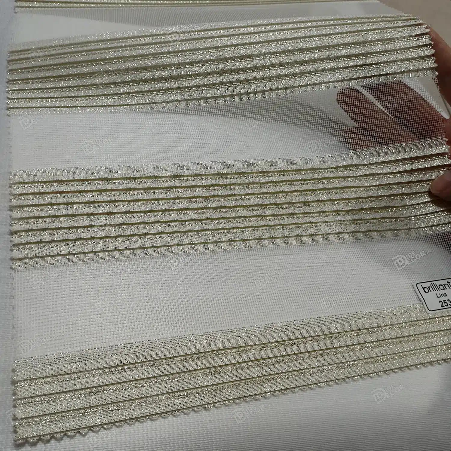 پرده زبرا پلیسه ریز رنگ طلایی با لمه طلایی کد T2530 — تصویر ۳