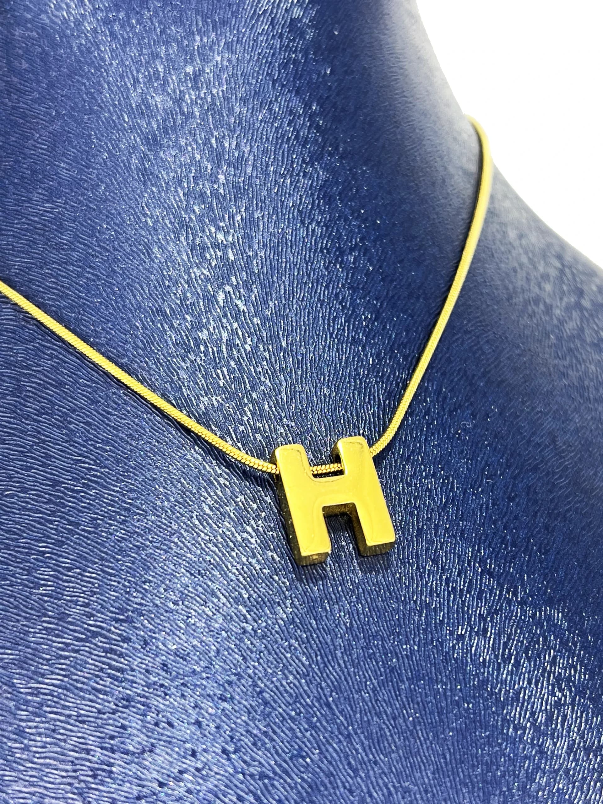 گردنبند مینیمال طرح حرف H — تصویر ۴
