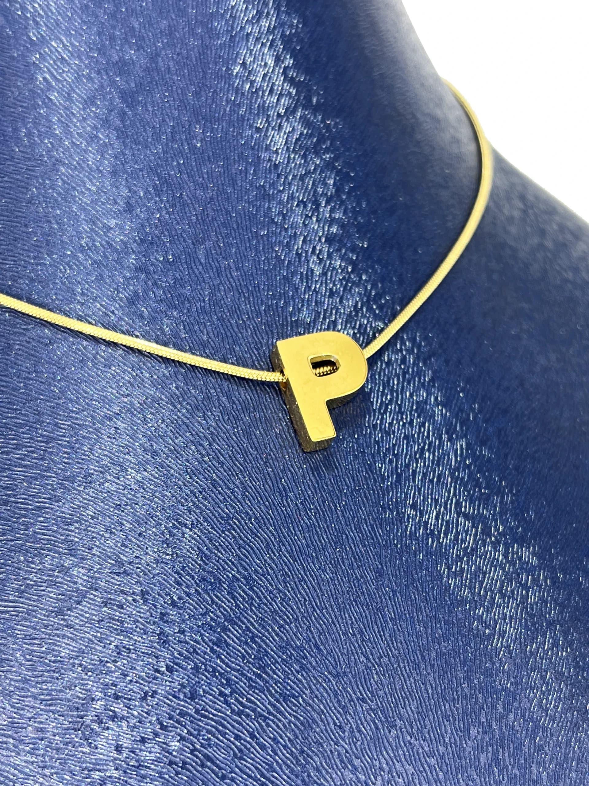 گردنبند مینیمال طرح حرف P — تصویر ۲