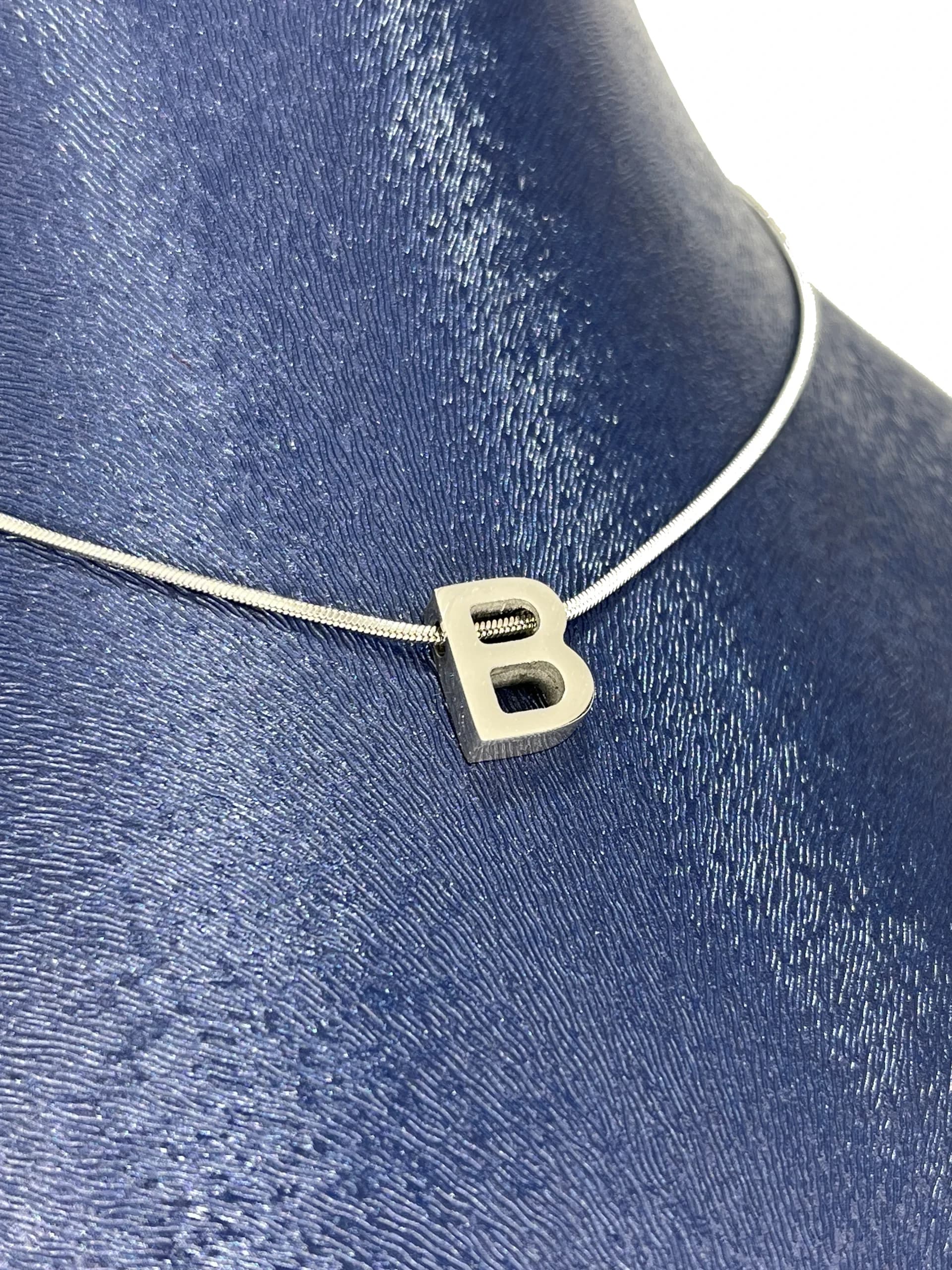 گردنبند مینیمال طرح حرف B — تصویر ۲