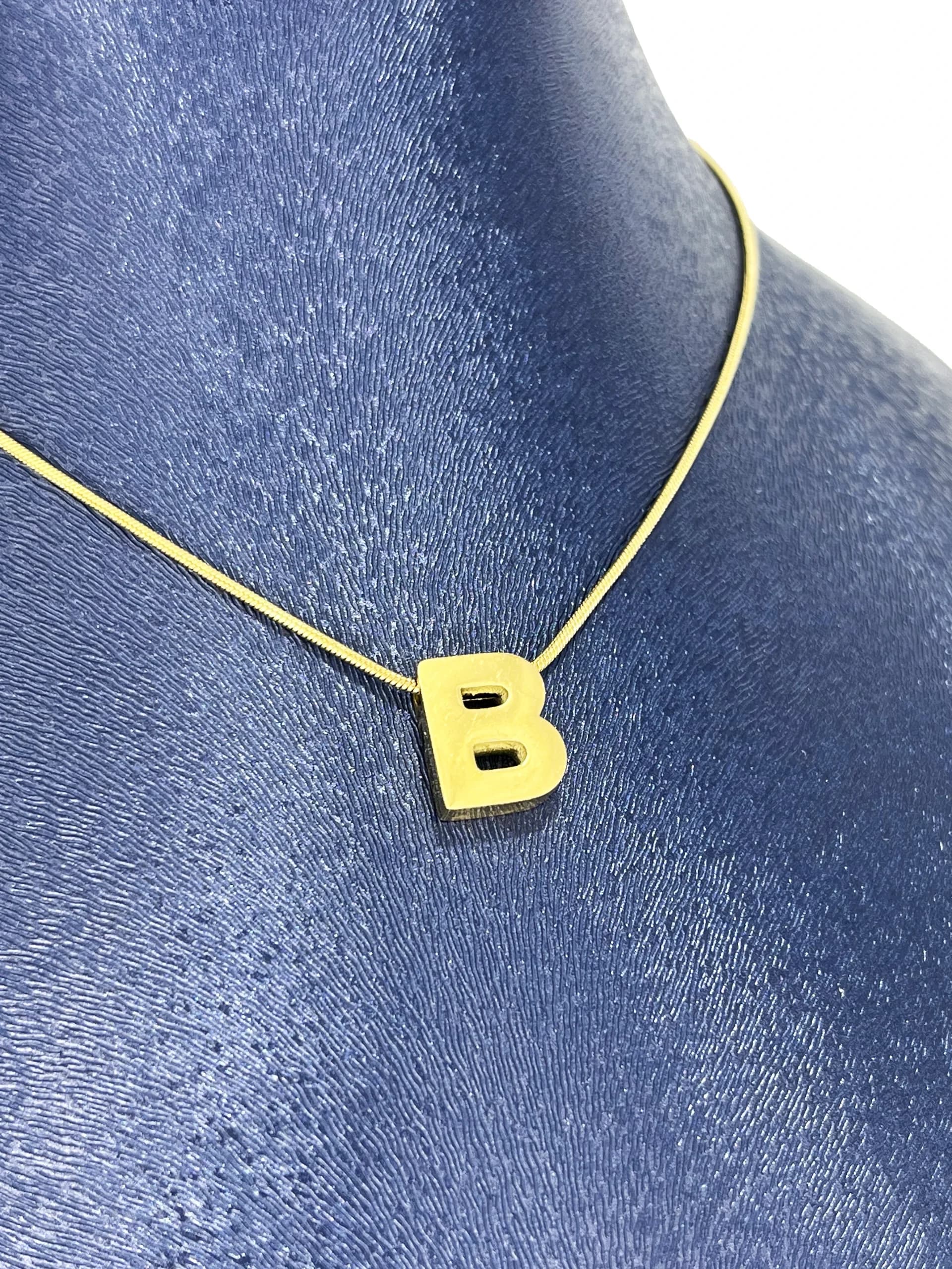 گردنبند مینیمال طرح حرف B — تصویر ۴