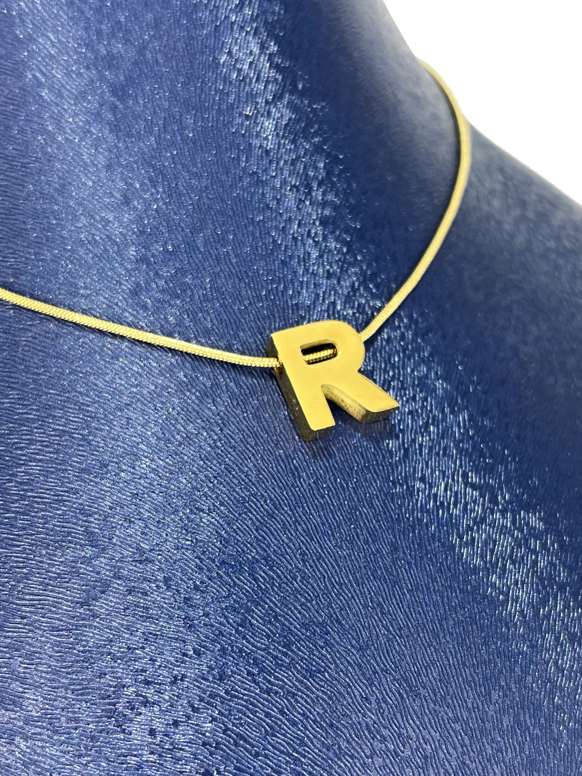 گردنبند مینیمال طرح حرف R — تصویر ۲