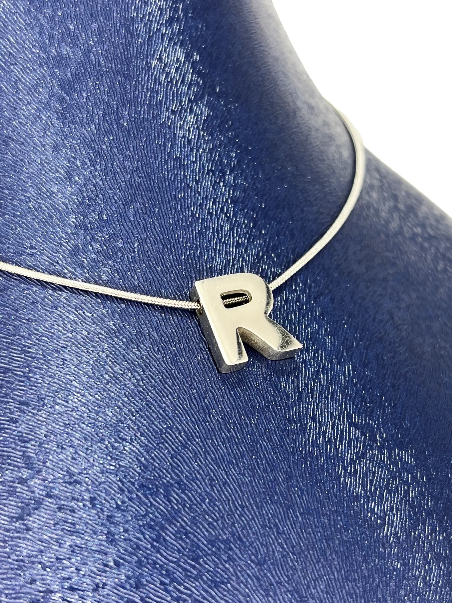 گردنبند مینیمال طرح حرف R — تصویر ۳