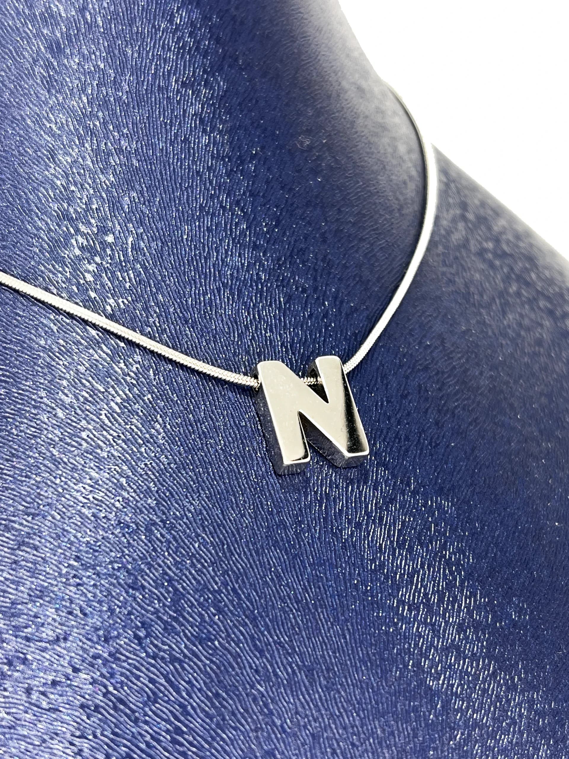 گردنبند مینیمال طرح حرف N — تصویر ۲