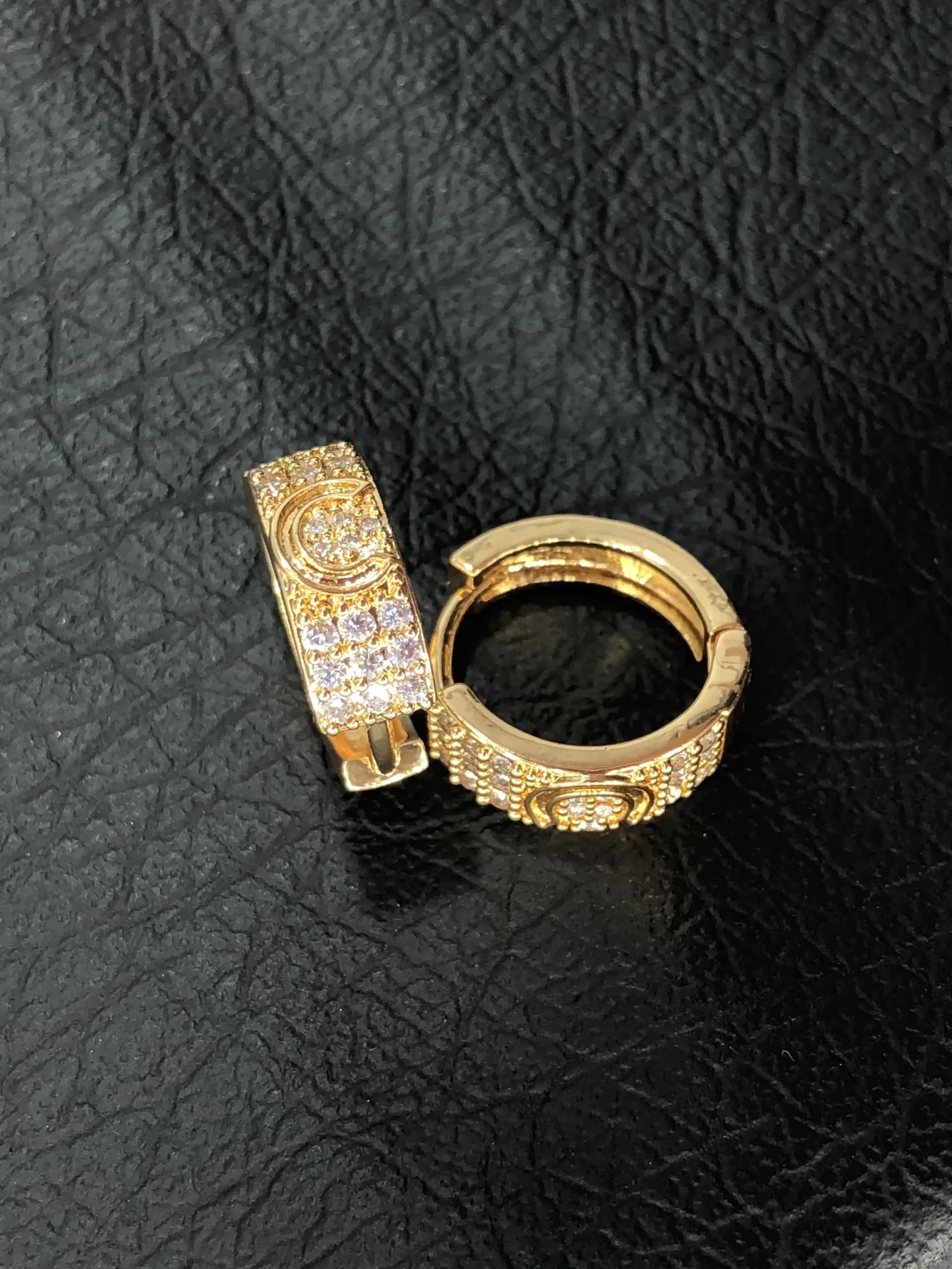 گوشواره حلقه ای نگین دار طرح نعل اسب — تصویر ۲