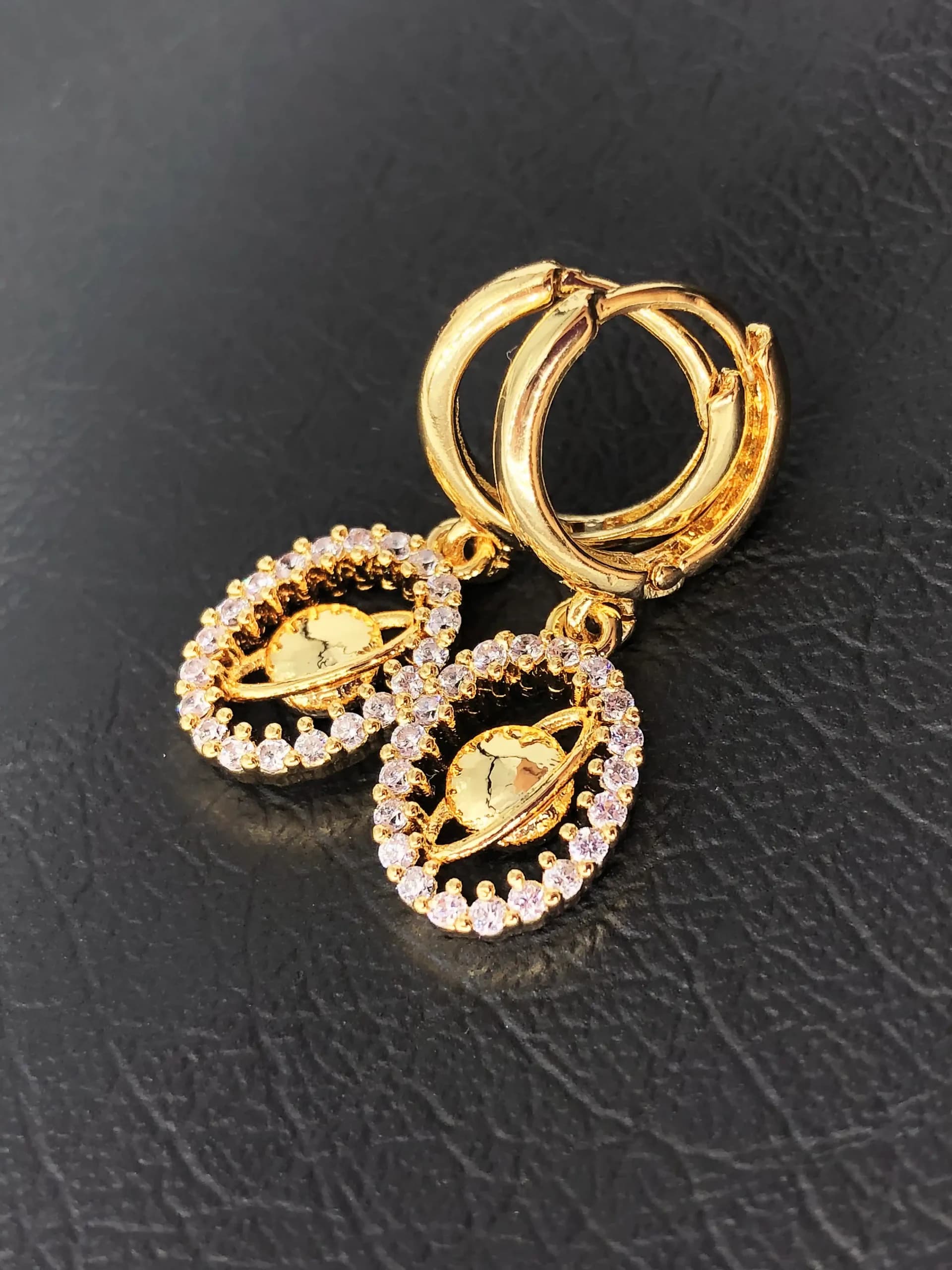 گوشواره حلقه ای طرح زحل دور نگین