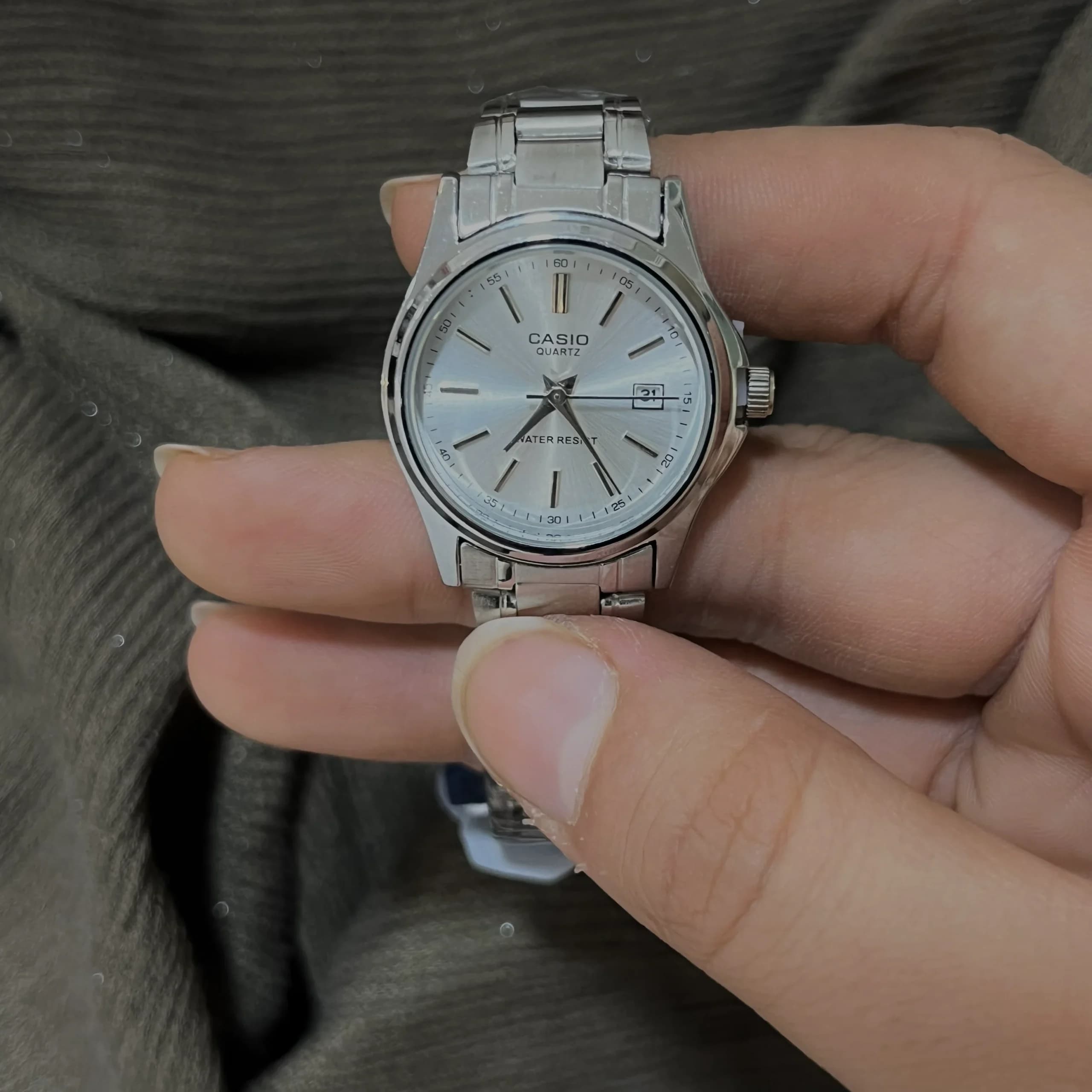 ساعت مچی دایره ای بند آهنی CASIO QUARTZ مدل WATER RESIST کد 608 — تصویر ۴