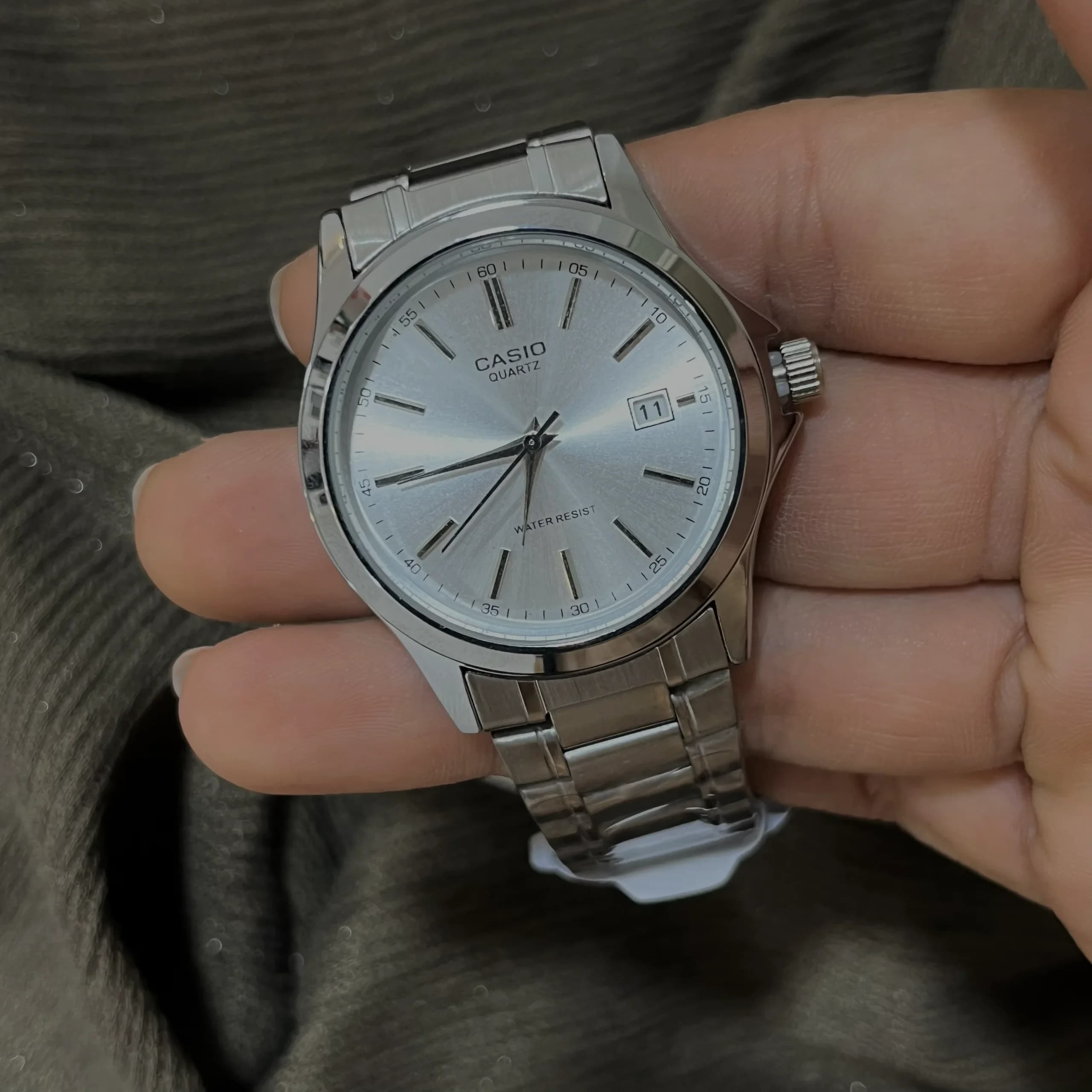 ساعت مچی دایره ای بند آهنی CASIO QUARTZ مدل WATER RESIST کد 608 — تصویر ۳