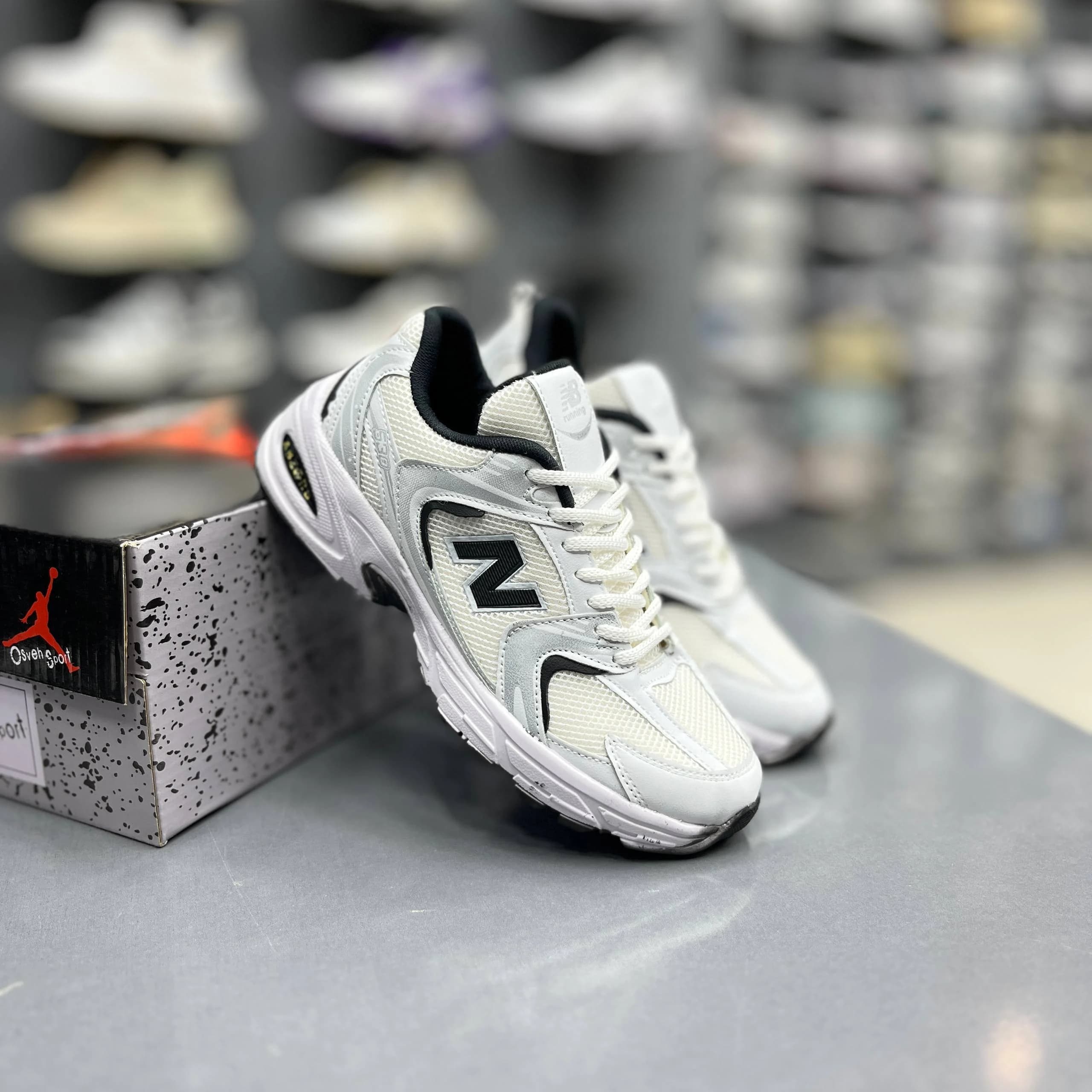 کتونی نیوبالانس 530 سفید مشکی کد 443 — تصویر ۲