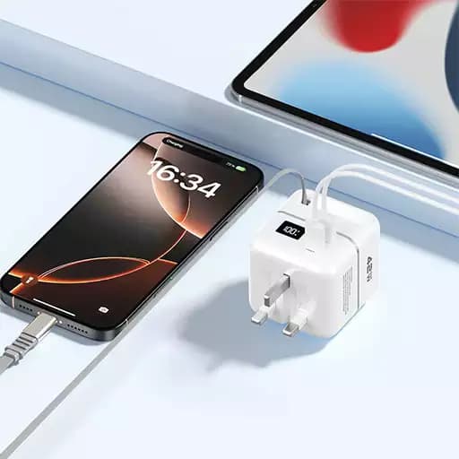 شارژر ۴۲ وات و پاوربانک ۵ هزار میآمپر ساعتی پریمیوم گان گرین لاین مدل GNGAN42PB10BK — تصویر ۳