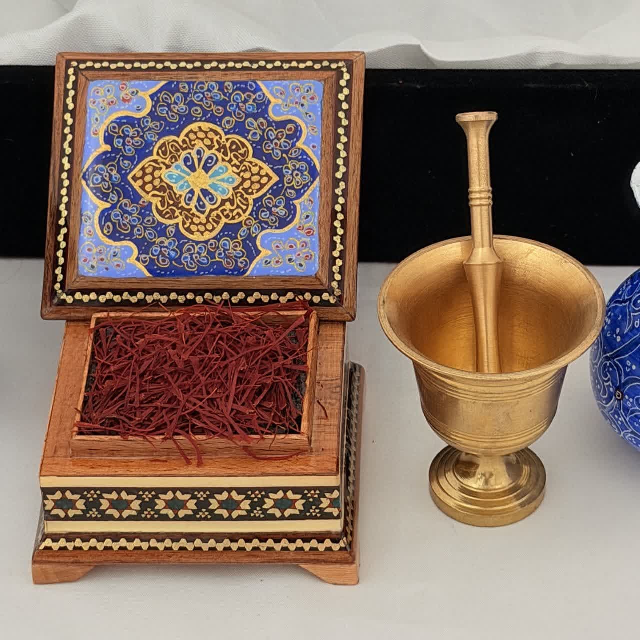 پک هدیه زعفران به همراه ظروف مینا کاری و جعبه خاتم کاری تذهیب — تصویر ۷
