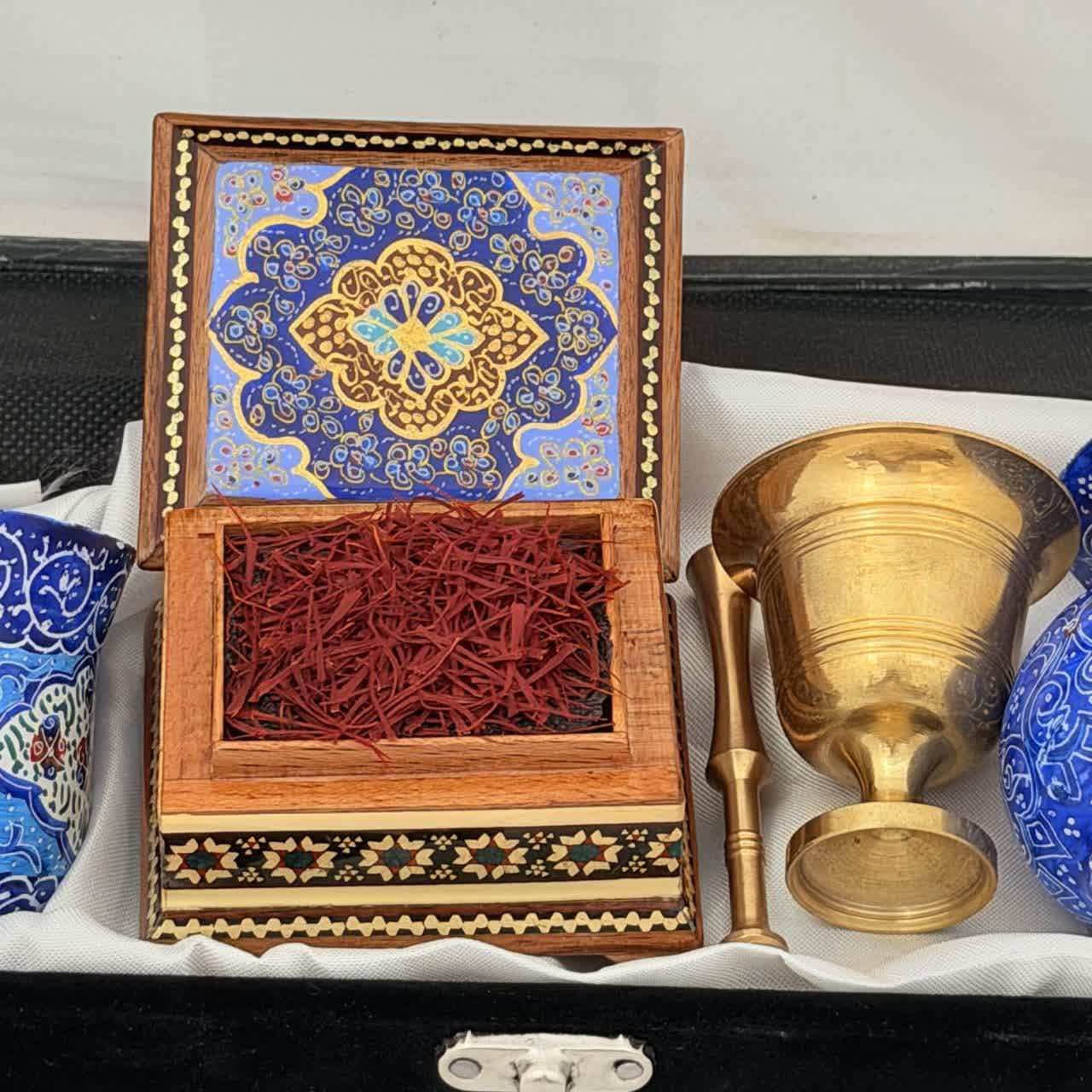 پک هدیه زعفران به همراه ظروف مینا کاری و جعبه خاتم کاری تذهیب — تصویر ۴