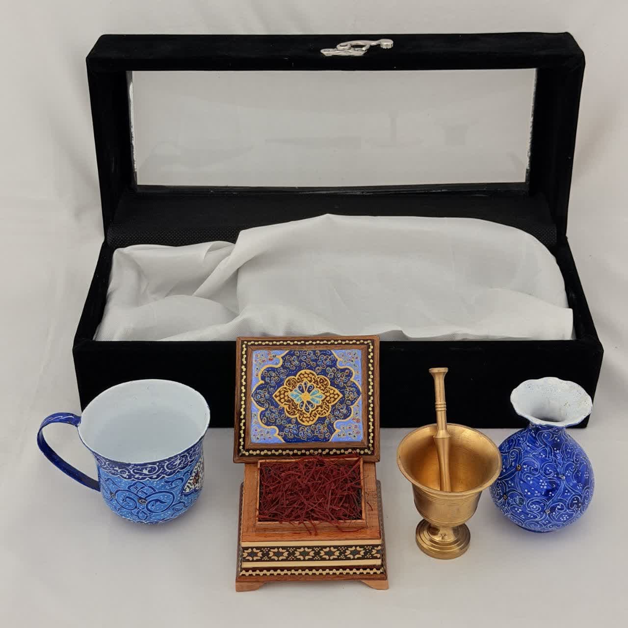 پک هدیه زعفران به همراه ظروف مینا کاری و جعبه خاتم کاری تذهیب — تصویر ۸