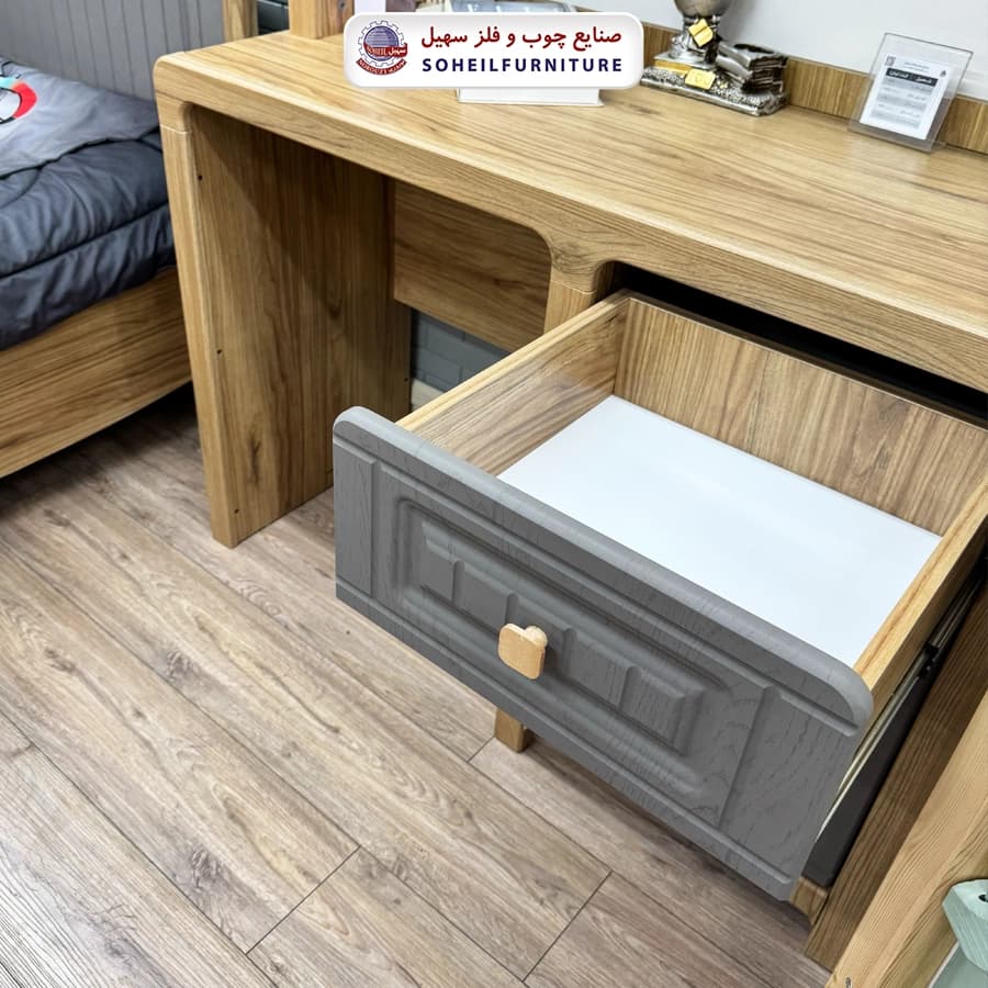 میز تحریر دیاکو — تصویر ۵