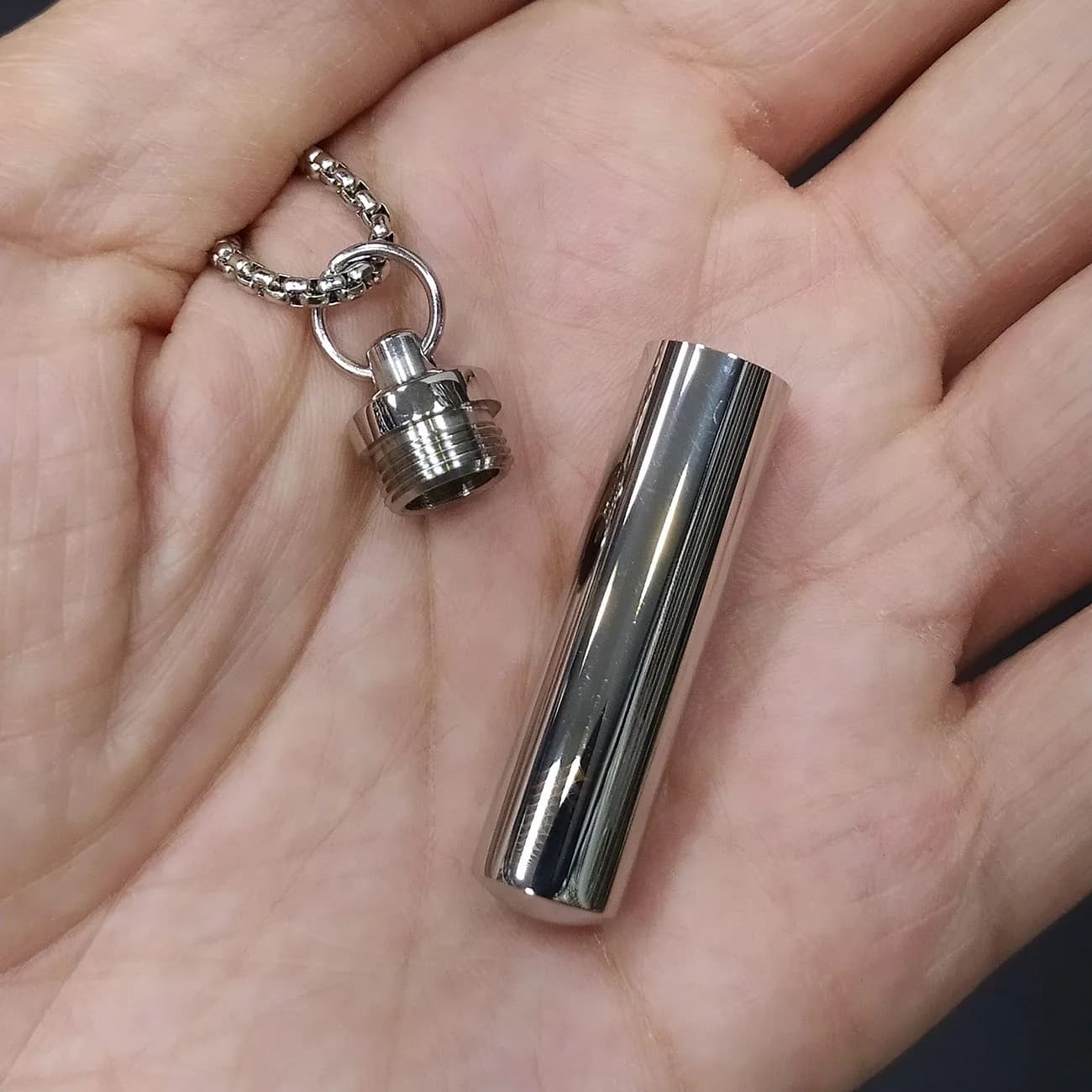 گردنبند استیل استوانه‌ای جاساز | پلاک محفظه‌دار مینیمال با طراحی کپسولی — تصویر ۴