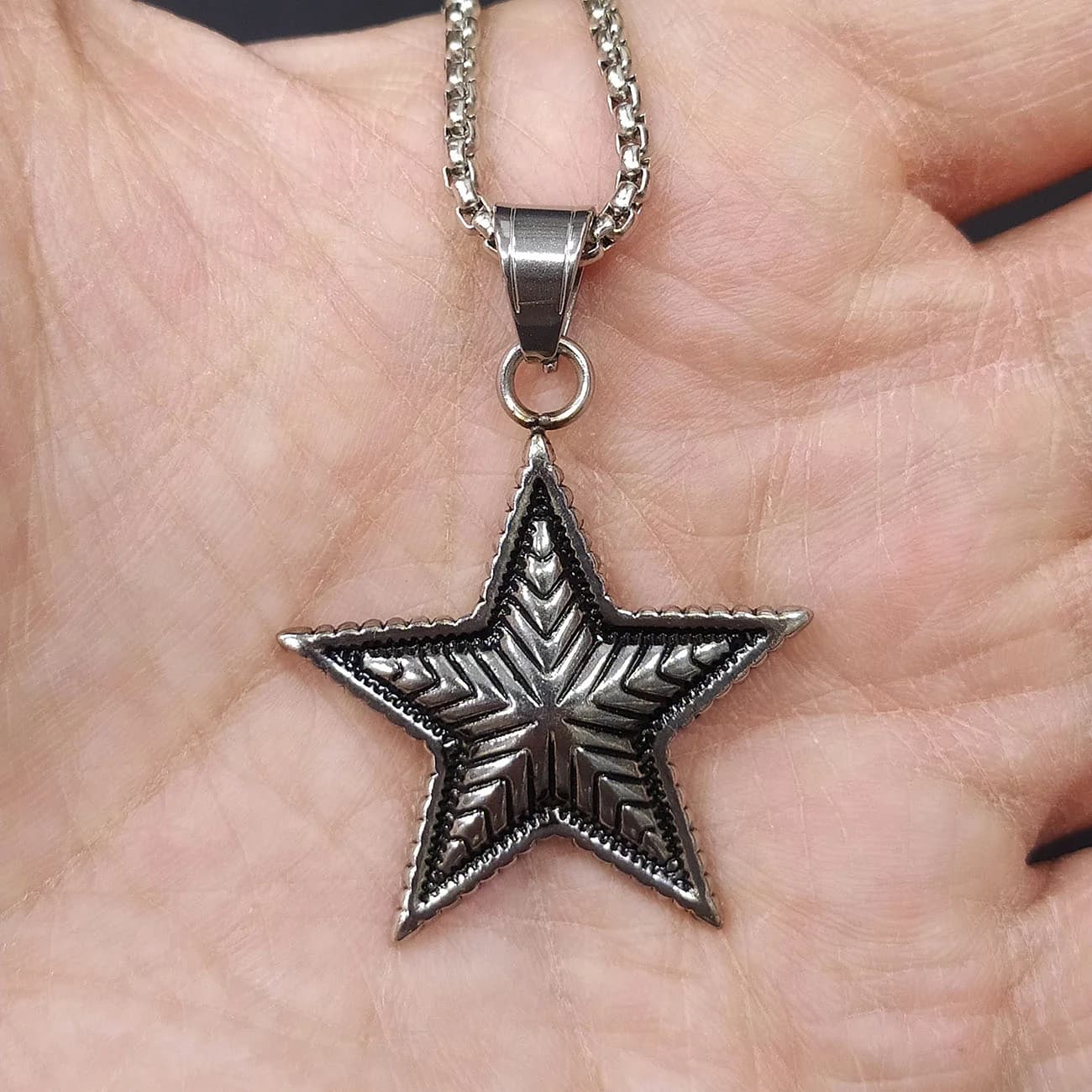 گردنبند استیل ستاره کروم هارتز پنج پر | پلاک Star Cross گاتیک با استایل استریت و راک — تصویر ۳