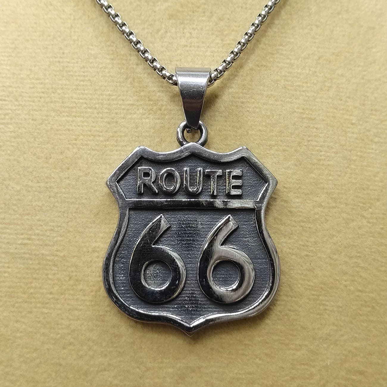 گردنبند استیل Route 66 نقره‌ای | پلاک جاده افسانه‌ای آمریکا با استایل موتورسواری و وینتیج — تصویر ۲