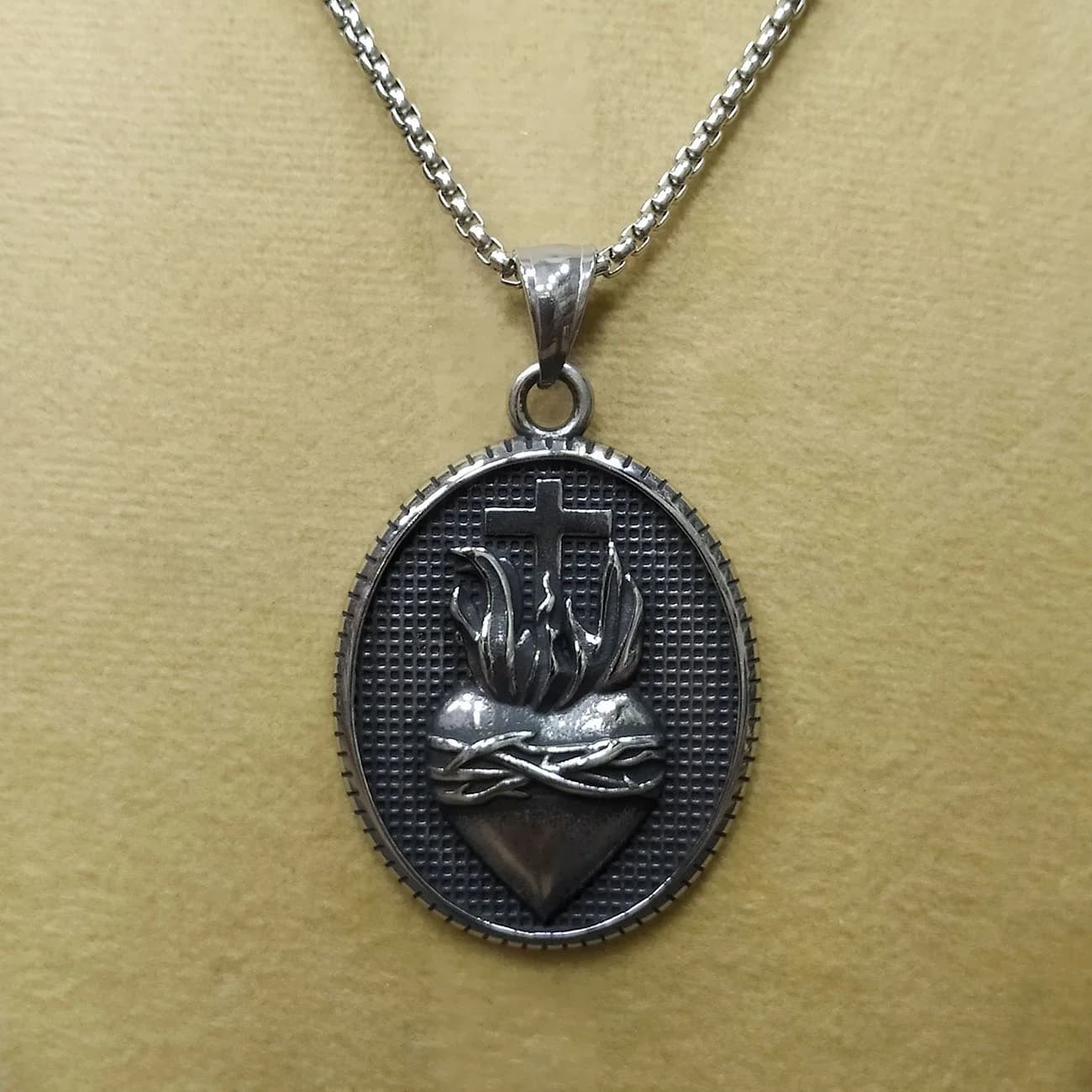 گردنبند استیل قلب مقدس Sacred Heart | پلاک قلب گاتیک با صلیب و استایل دارک و وینتیج — تصویر ۲