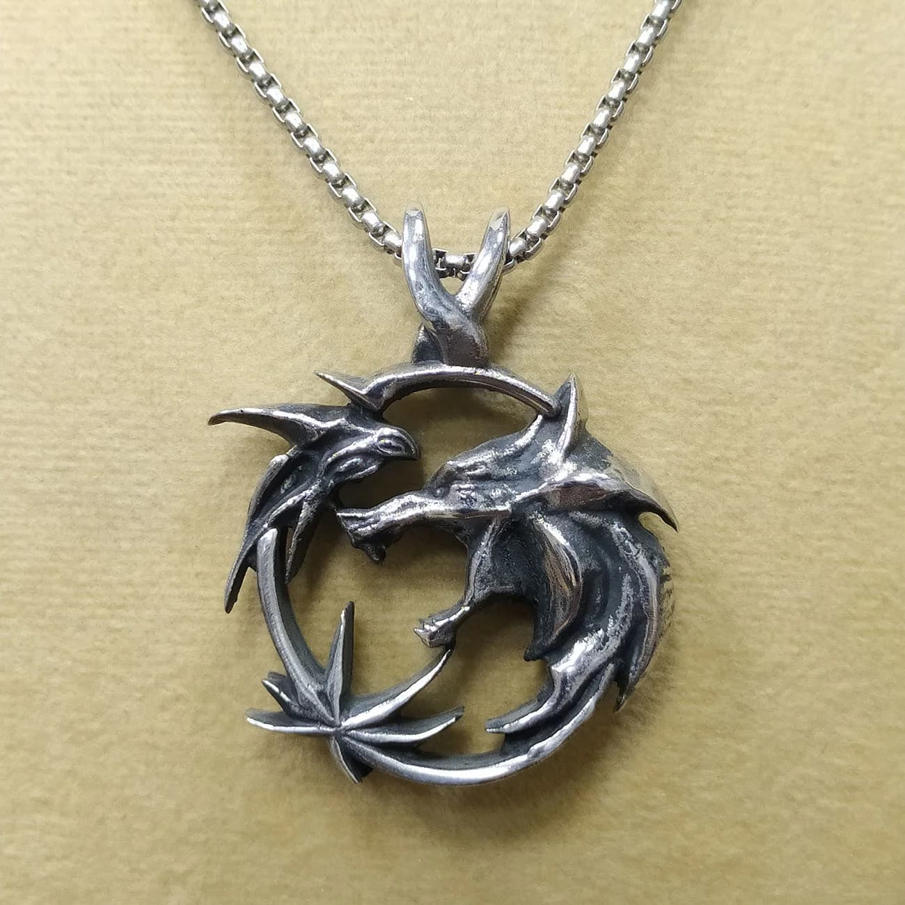 گردنبند استیل مدالیون ویچر Wolf Medallion | پلاک گرگ افسانه‌ای The Witcher مخصوص طرفداران ویچر — تصویر ۲