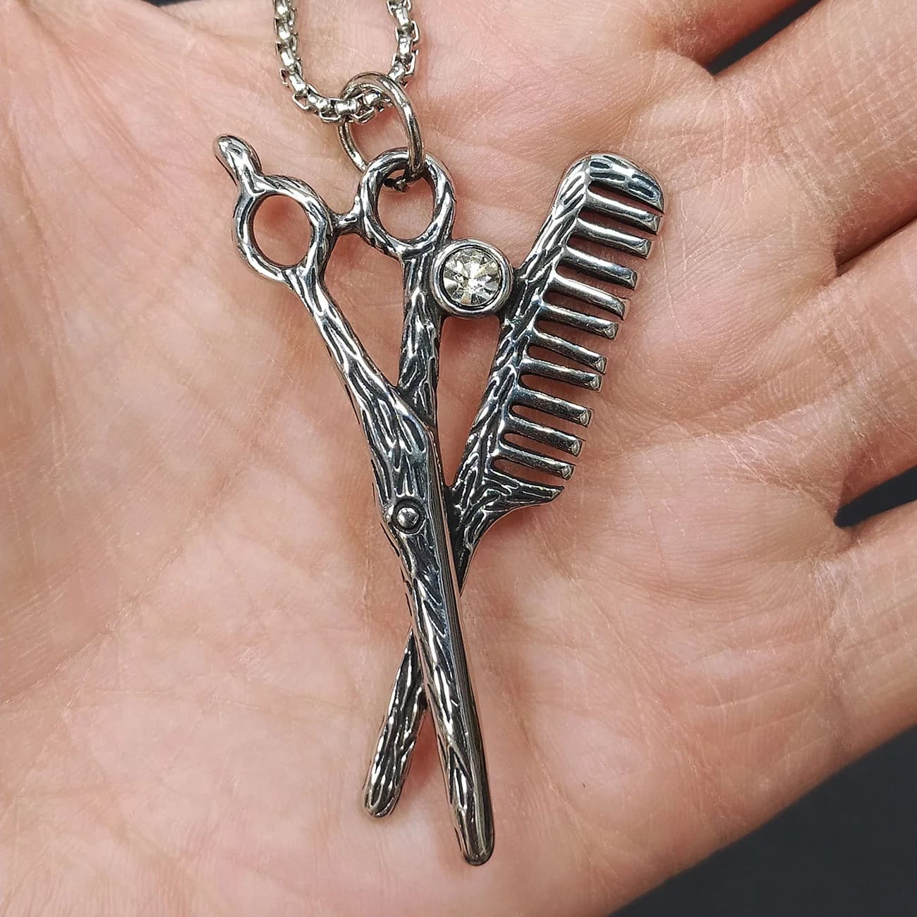 گردنبند استیل شانه و قیچی Barber Tools | پلاک آرایشگری حرفه‌ای مخصوص باربر و هیر استایلیست — تصویر ۳