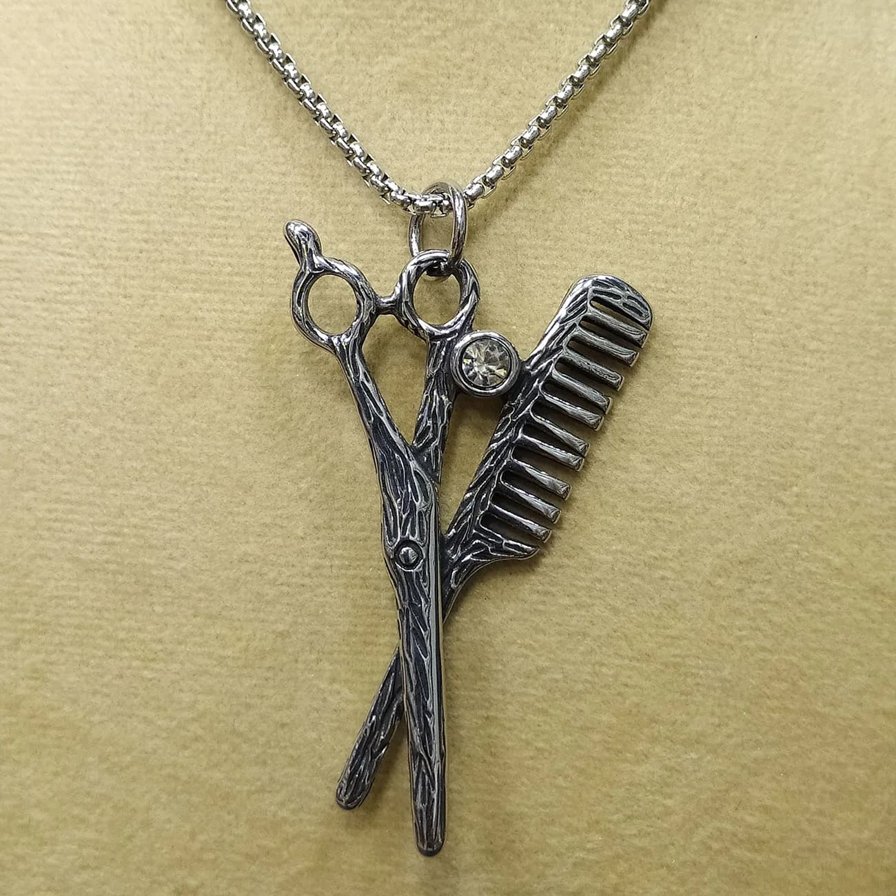 گردنبند استیل شانه و قیچی Barber Tools | پلاک آرایشگری حرفه‌ای مخصوص باربر و هیر استایلیست — تصویر ۲