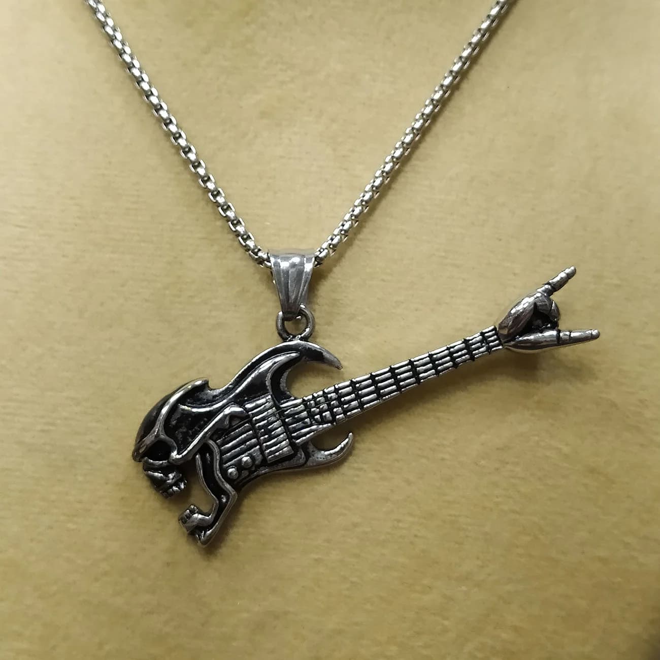 گردنبند استیل گیتار راک Devil Guitar | پلاک گیتار متال مخصوص استایل راک و موسیقی — تصویر ۲