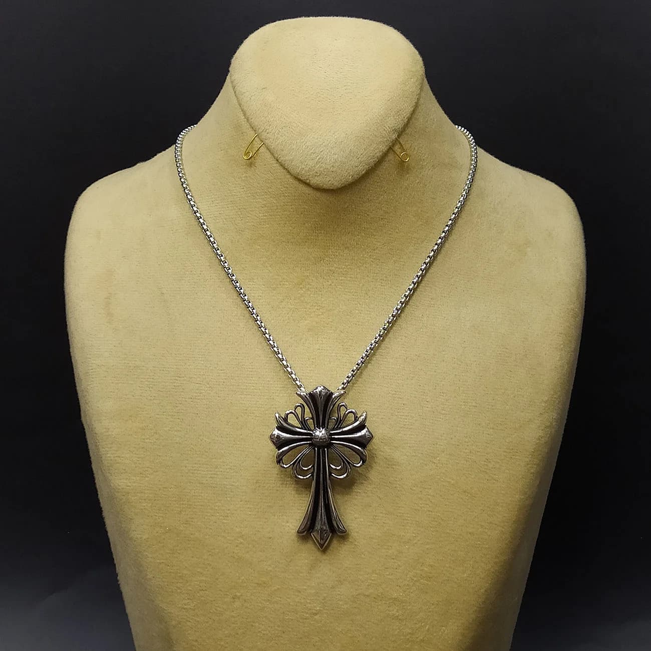 گردنبند استیل صلیب کروم هارتز Chrome Fleur Cross | پلاک صلیب سلطنتی استریت‌استایل با طراحی وینتیج