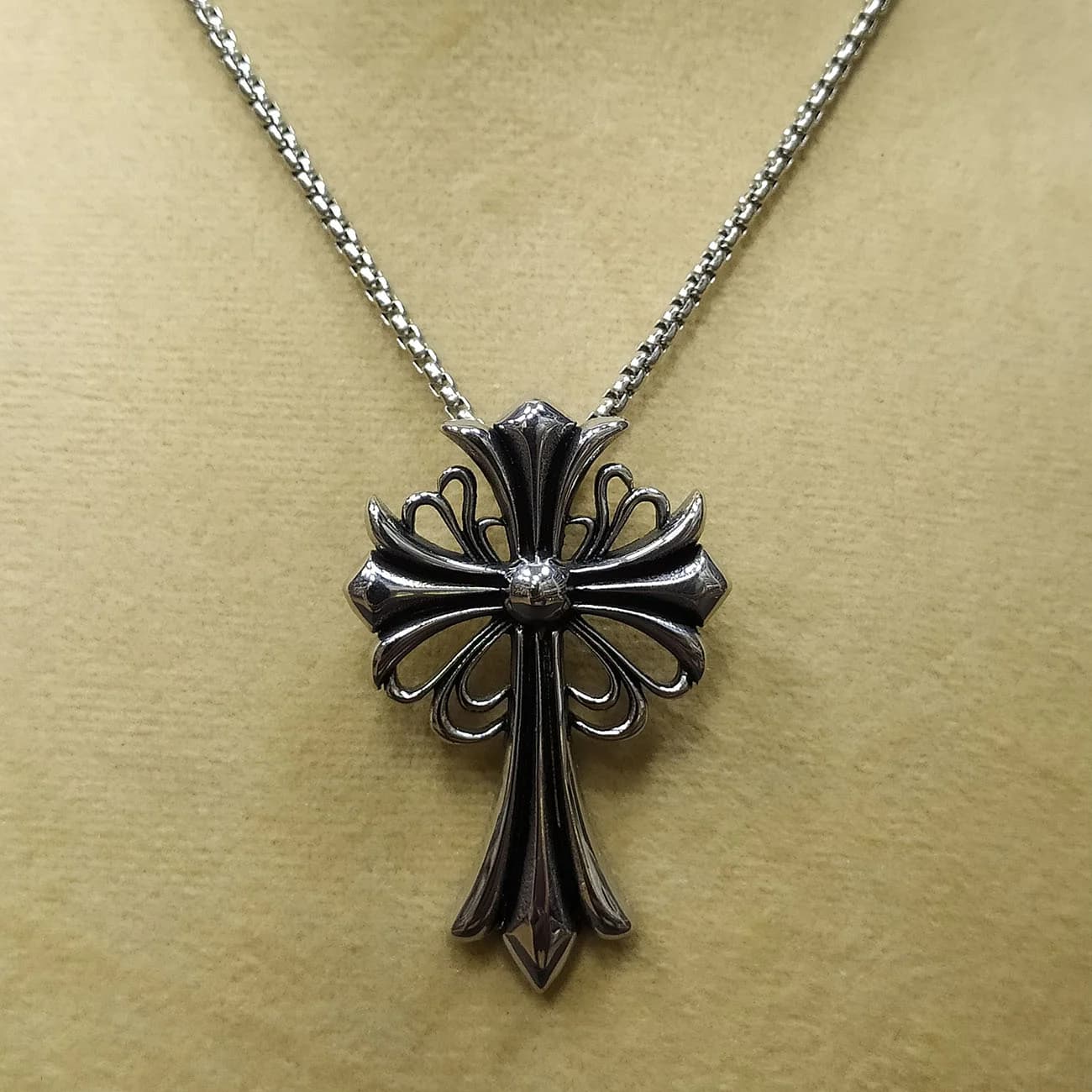 گردنبند استیل صلیب کروم هارتز Chrome Fleur Cross | پلاک صلیب سلطنتی استریت‌استایل با طراحی وینتیج — تصویر ۲