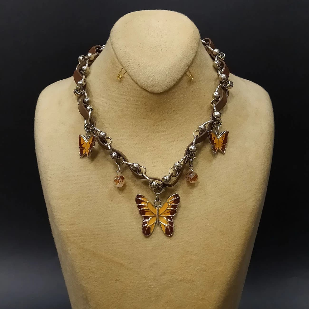 چوکر پروانه سلطنتی Amber Monarch | چوکر استایل‌های گاتیک و وینتیج با پلاک پروانه خاص