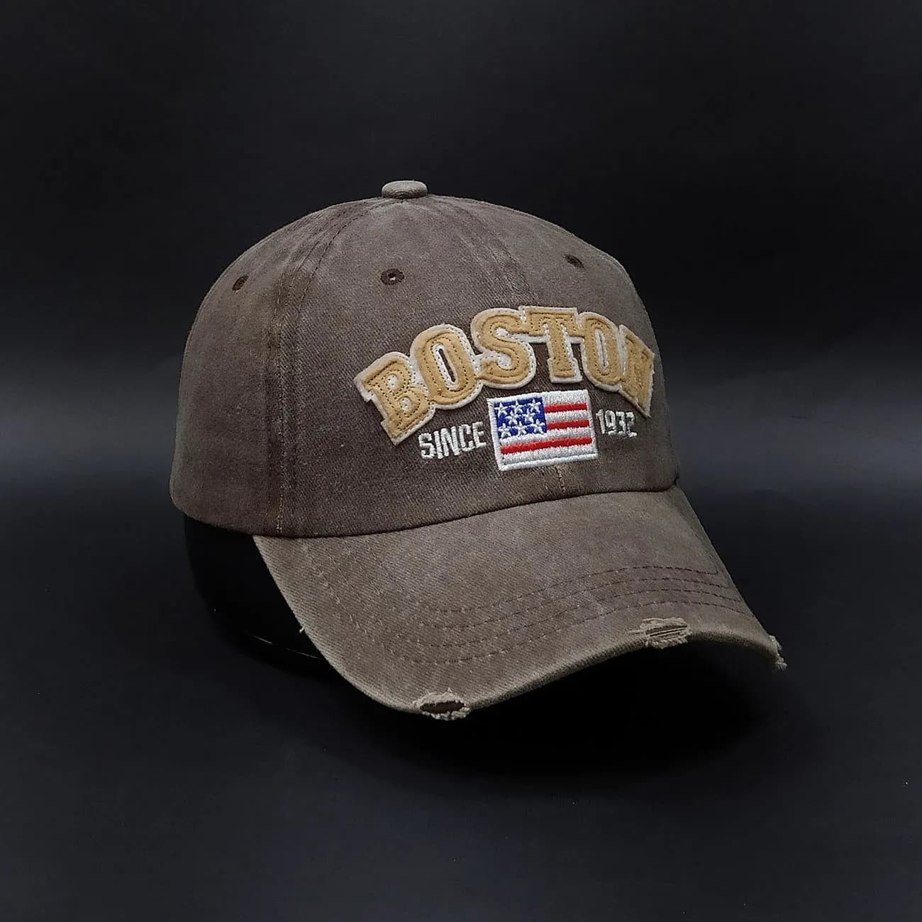 کلاه بیسبالی کتان سنگشور Boston | نخ پنبه، گلدوزی پرچم آمریکا و تکه‌دوزی برجسته — تصویر ۳