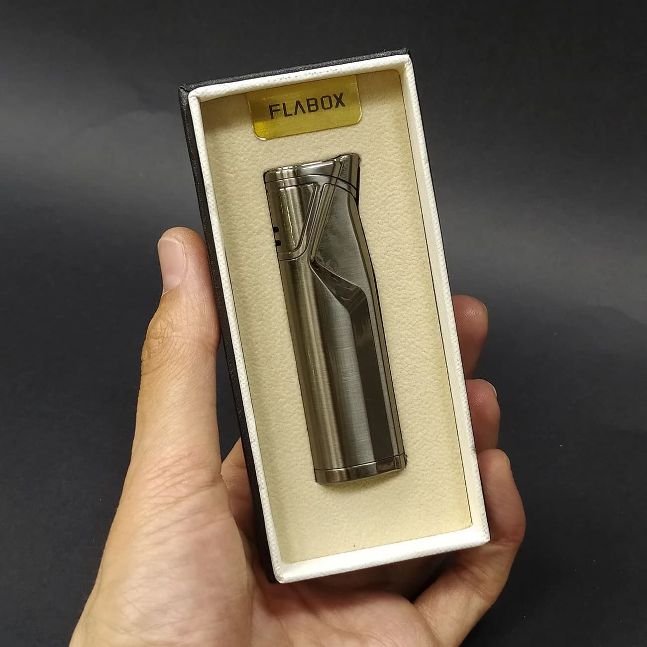 فندک اتمی ساده FLABOX | شعله قوی، طراحی مدرن و قابل شارژ — تصویر ۵