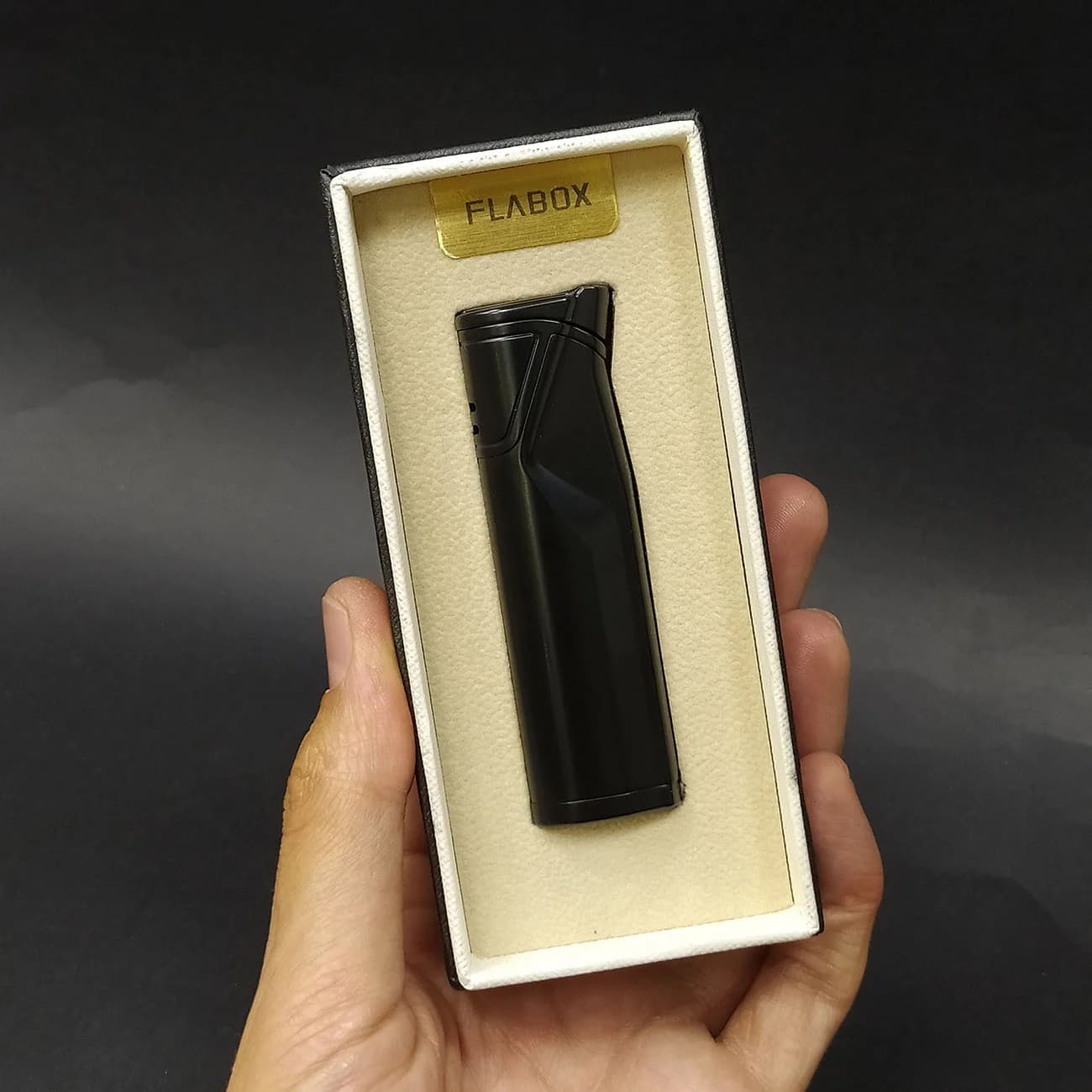 فندک اتمی ساده FLABOX | شعله قوی، طراحی مدرن و قابل شارژ — تصویر ۳