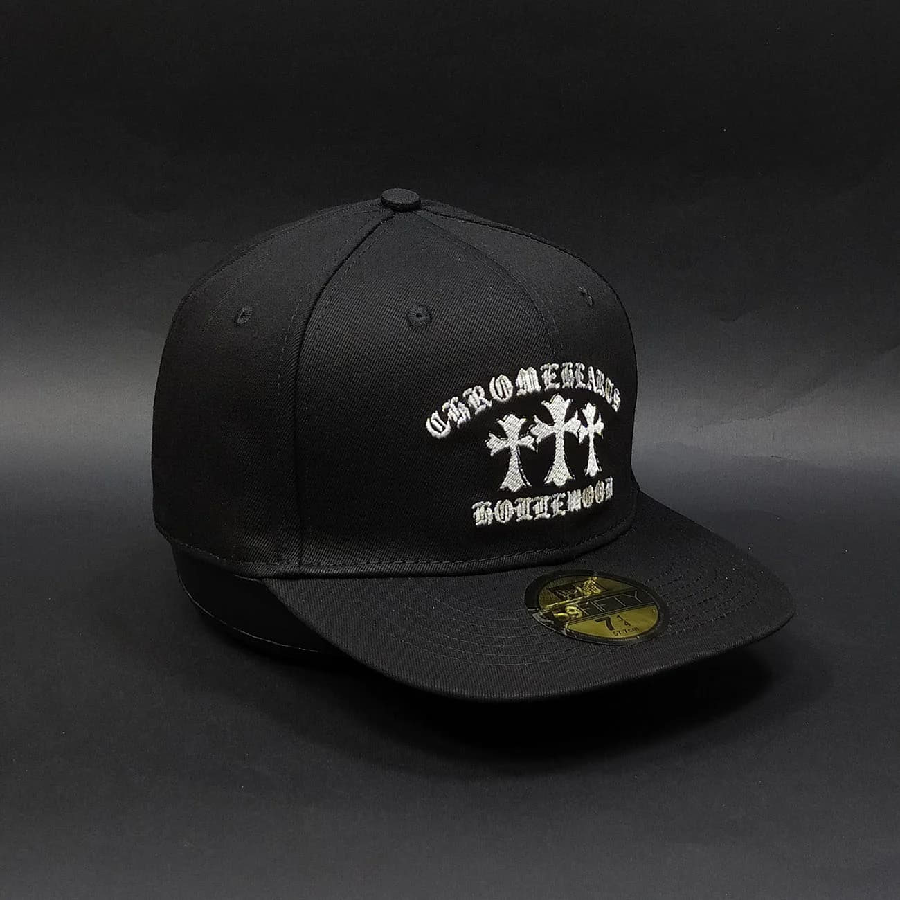 کلاه کپ فیت بک Chrome Hearts | کلاه استریت‌ویر خاص با گلدوزی سه‌تایی کروم هارتز — تصویر ۲