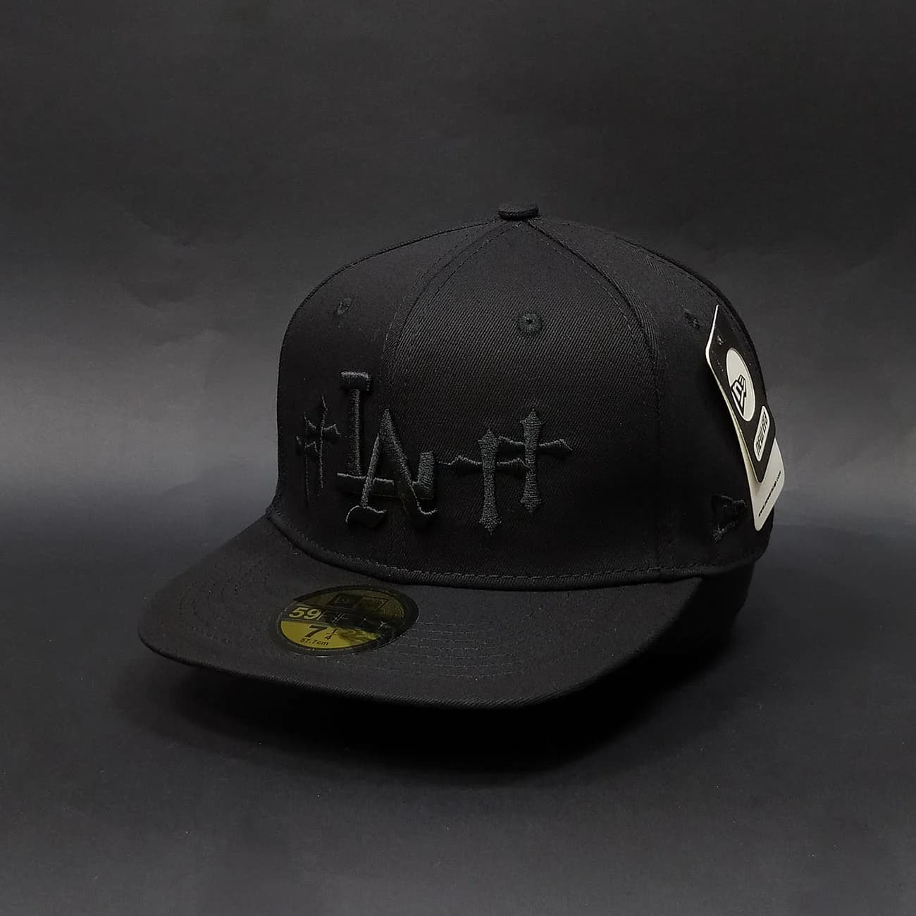 کلاه کپ فیت بک Chrome Hearts LA | کلاه استریت تمام مشکی با گلدوزی هم‌رنگ