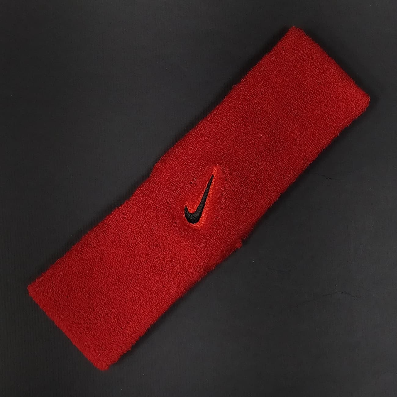 هدبند حوله‌ای ورزشی نایک NIKE رنگی | نرم و لطیف، جذب تعریق، مناسب باشگاه و تمرین — تصویر ۴