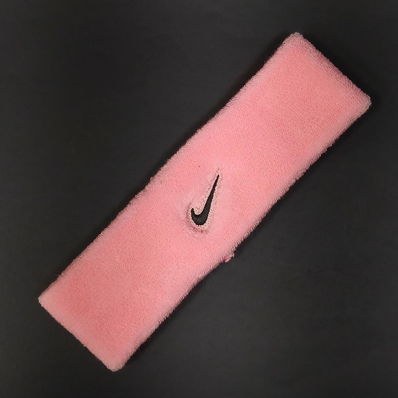 هدبند حوله‌ای ورزشی نایک NIKE رنگی | نرم و لطیف، جذب تعریق، مناسب باشگاه و تمرین — تصویر ۸