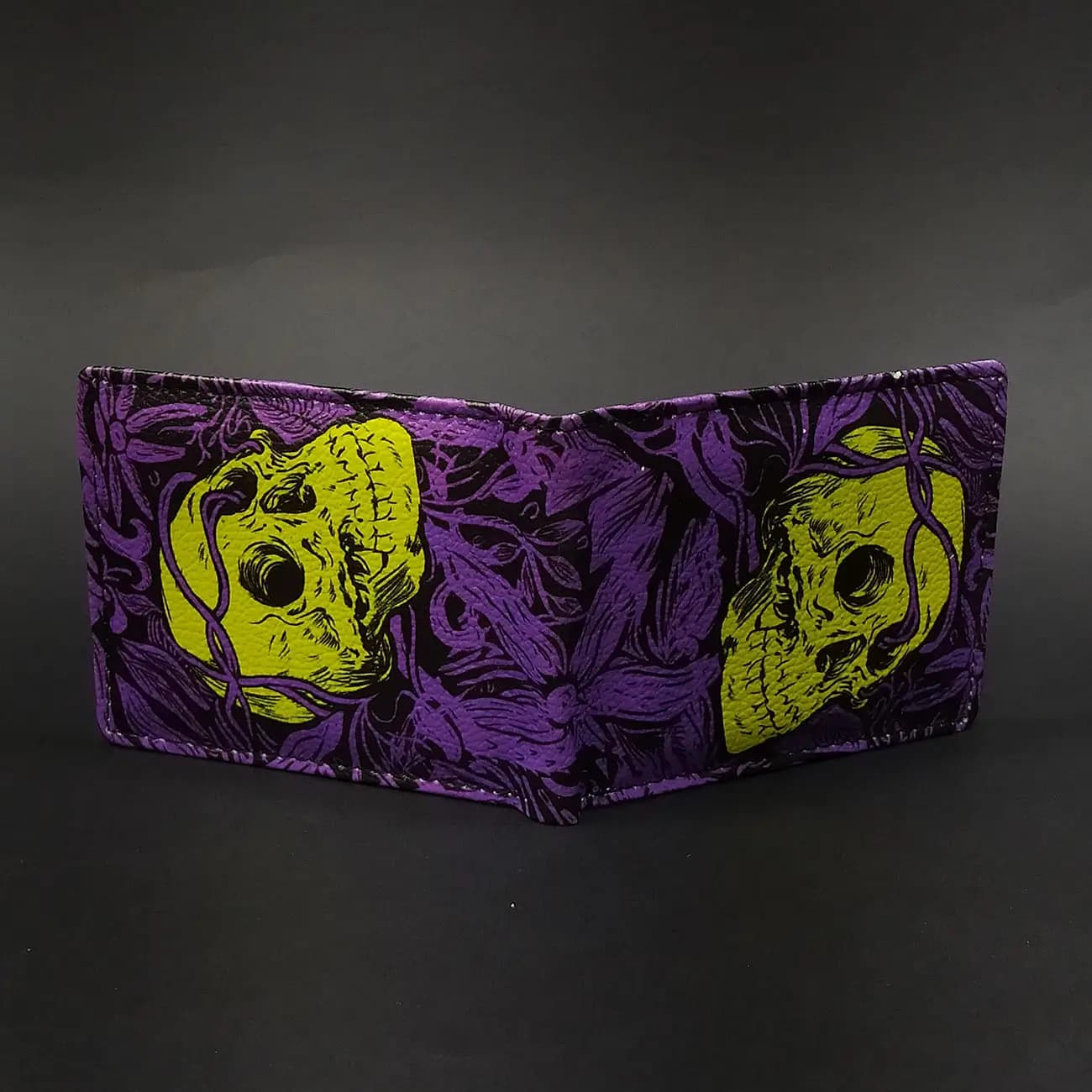 کیف پول چاپی جمجمه اسکلت | کیف پول فانتزی طرح Skull با پس‌زمینه گیاهان بنفش — تصویر ۲