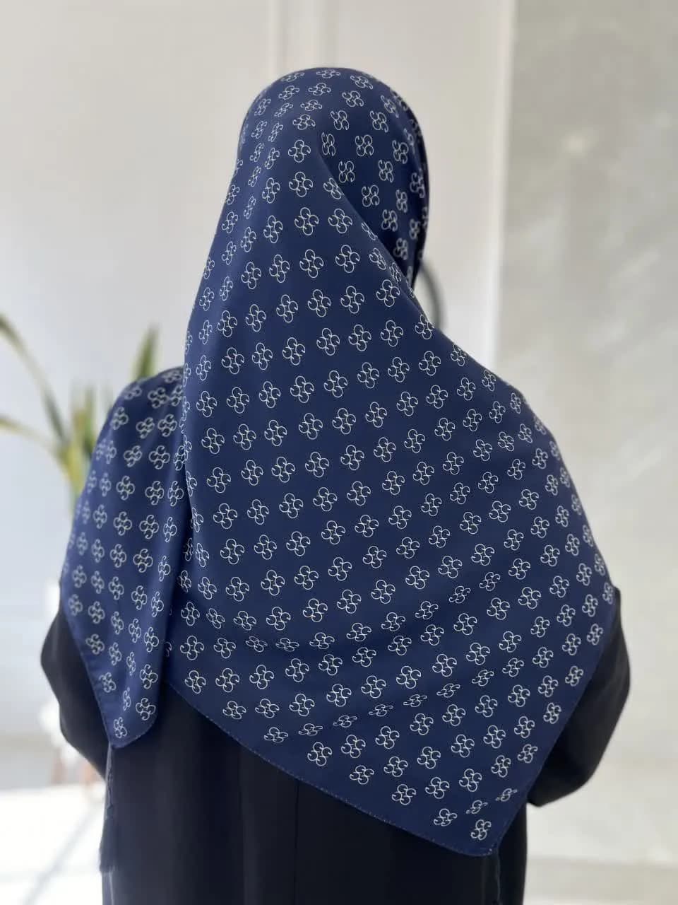 روسری نخی زنانه رنگ سورمه ای طرح 4G