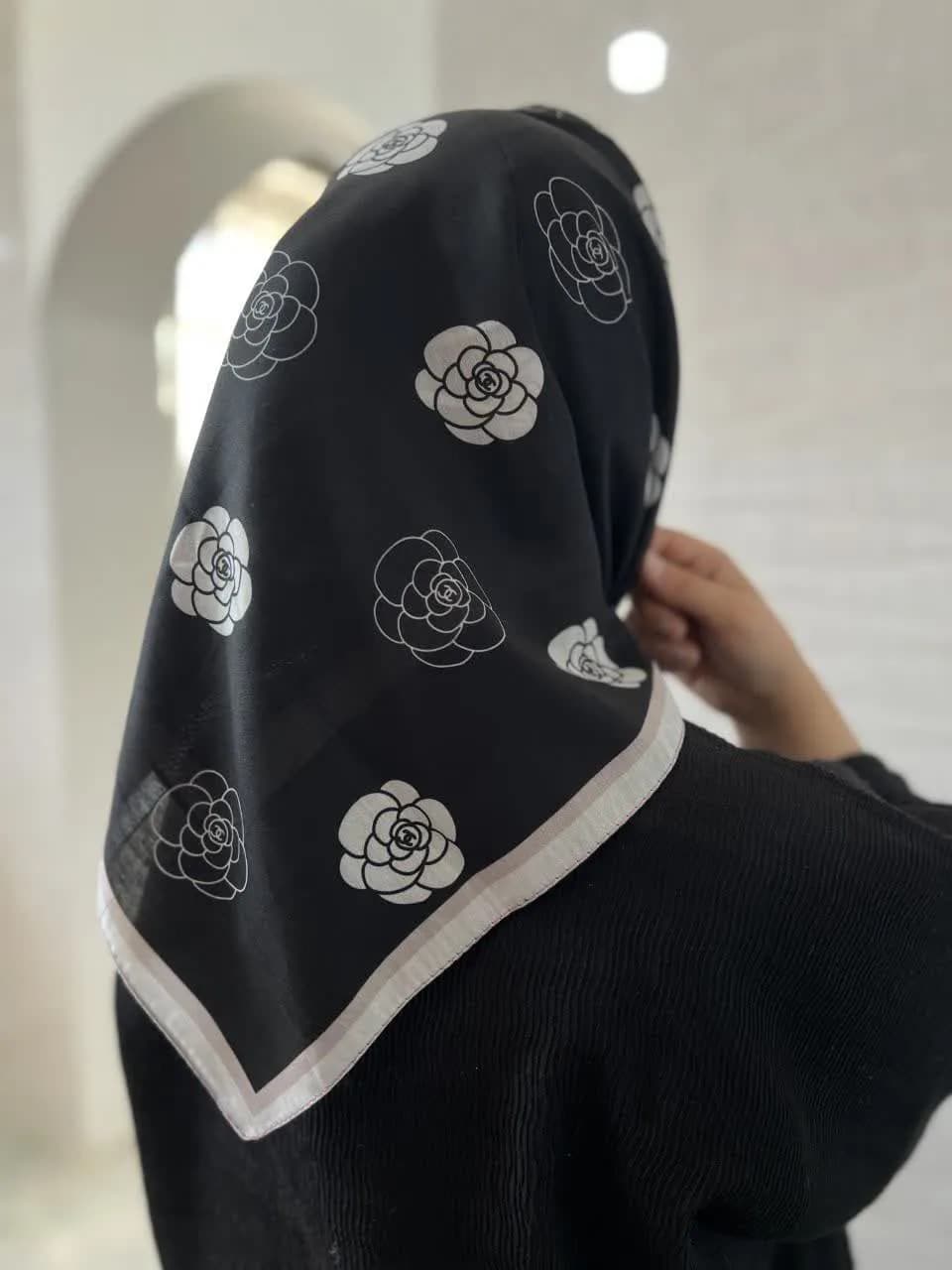 مینی اسکارف نخی دخترانه طرح گل دار رنگ مشکی