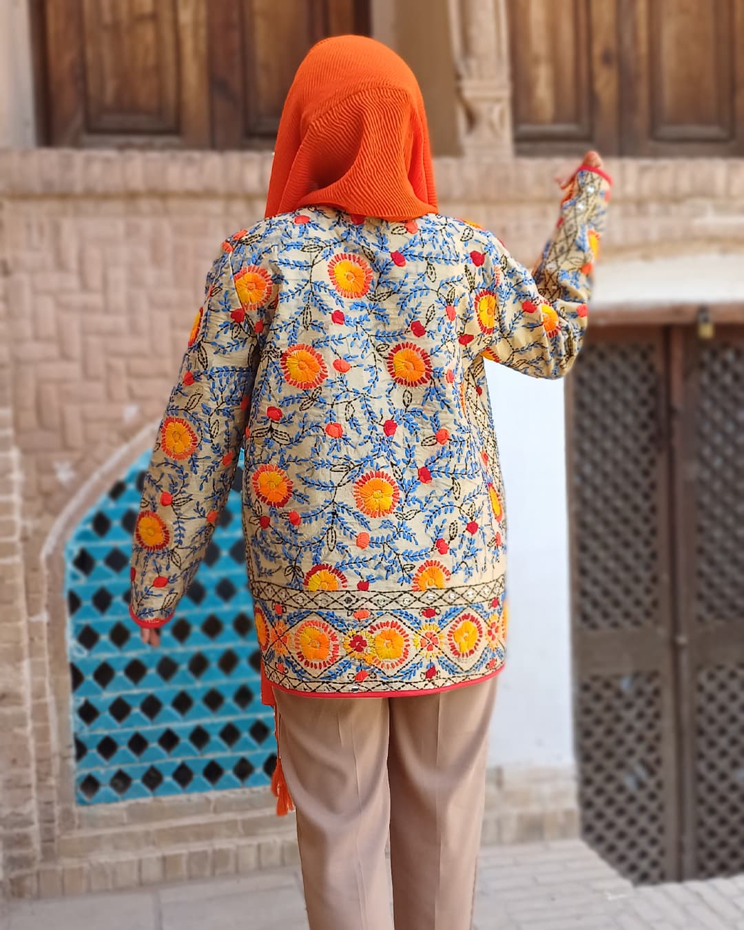 کت گلدوزی شده با دست — تصویر ۲