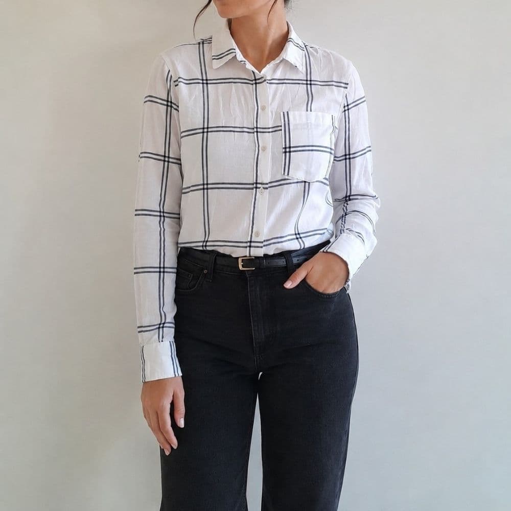 شومیز نخی سفید چهارخانه وارداتی برند H&M اورجینال سایز 36 تا 38 کد 3364 — تصویر ۴