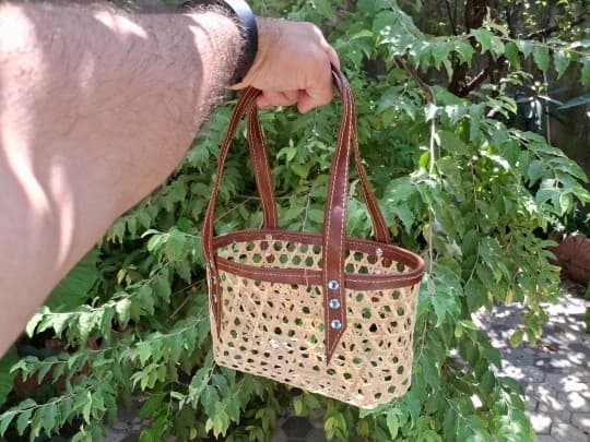 ساک خرید حصیری بامبو کوچک ترکیب با چرم طبیعی کد ۱۰7 — تصویر ۳