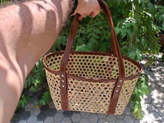 ساک خرید حصیری بامبو بزرگ ترکیب با چرم طبیعی کد ۱۰۵ — تصویر ۳