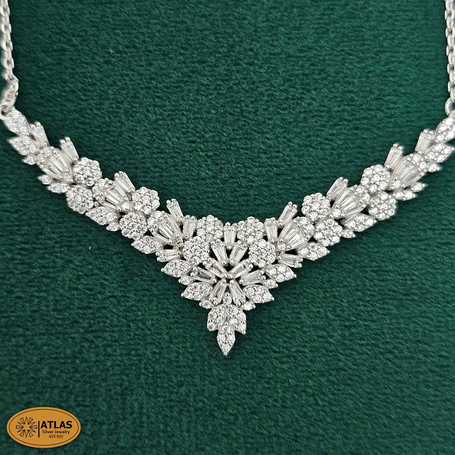 سرویس نقره زنانه میکرو با نگین های برلیان و باگت 16.6 گرمی نقره اصل 925 — تصویر ۳