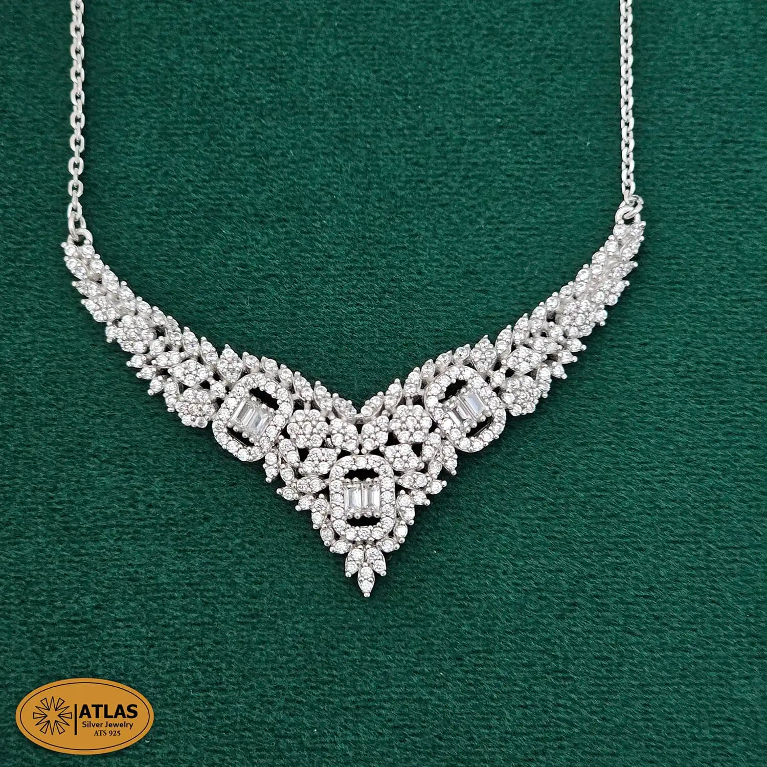 سرویس نقره زنجیری با نگین های برلیان و باگت 15.9 گرمی نقره اصل 925 — تصویر ۲