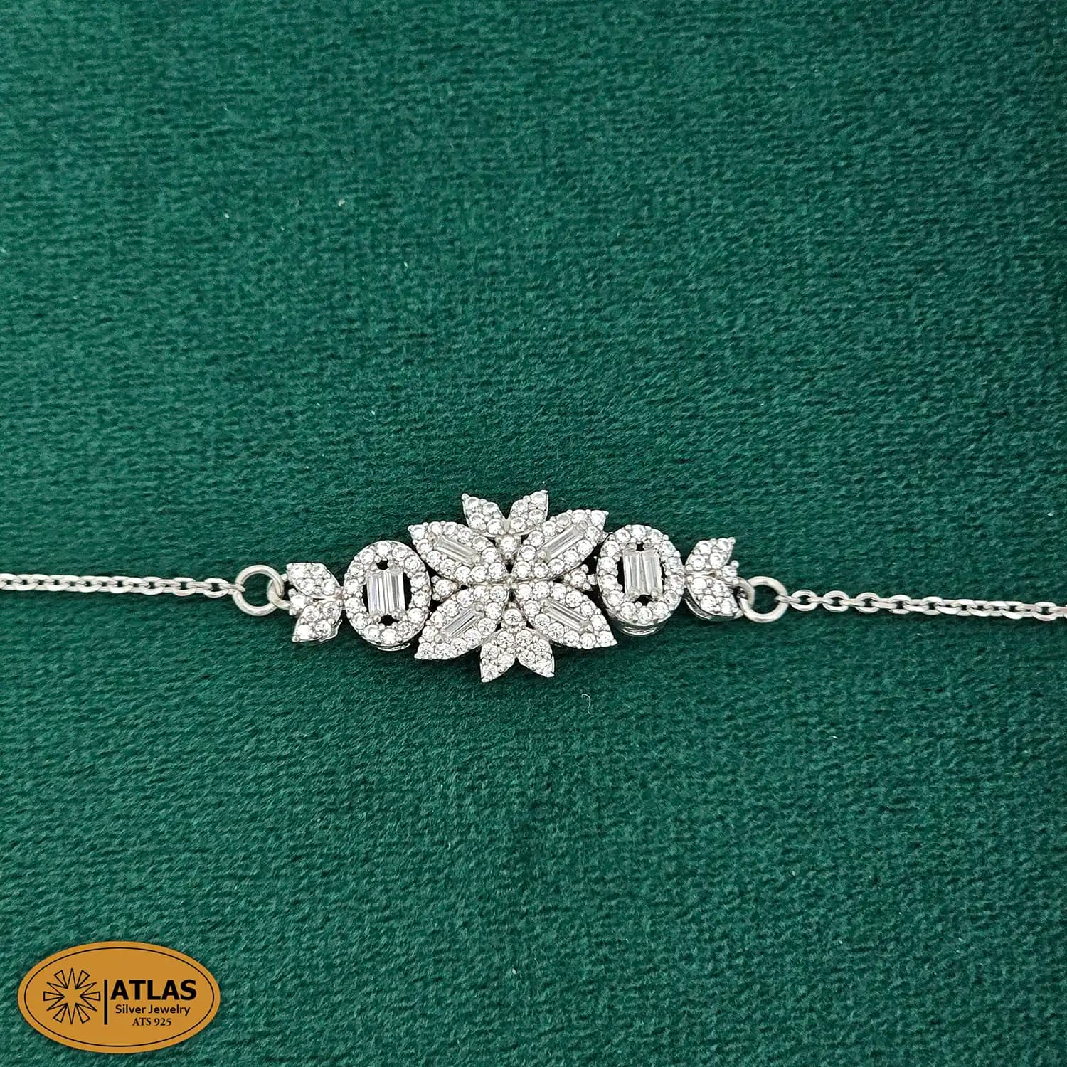 سرویس نقره زنانه زنجیری با نگین های برلیان و باگت 18.8 گرمی نقره اصل 925 — تصویر ۴