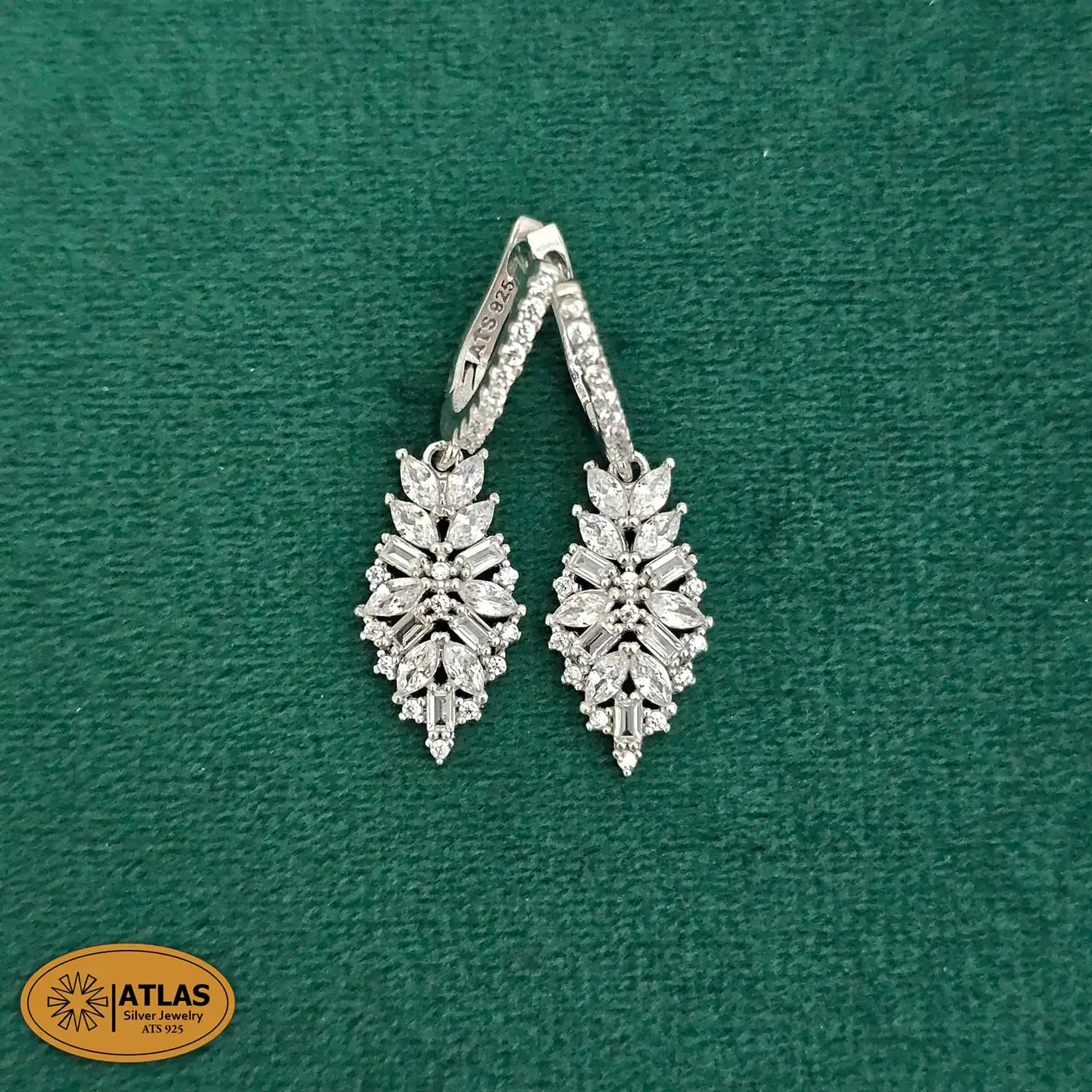 سرویس نقره جواهری زنانه مجلسی با نگین های برلیان و باگت و مارکیز 26.4 گرمی نقره اصل 925 — تصویر ۴