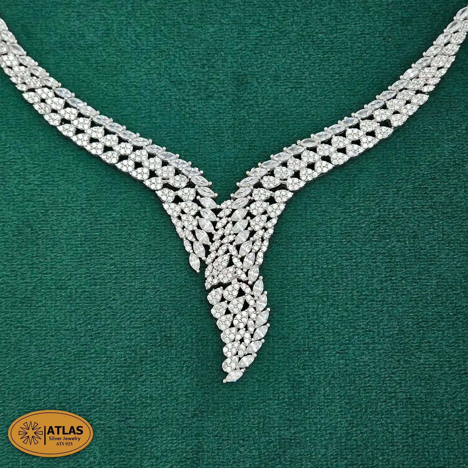 سرویس نقره جواهری زنانه مجلسی نگین های مارکیز و برلیان 34.5 گرمی نقره اصل 925 — تصویر ۲
