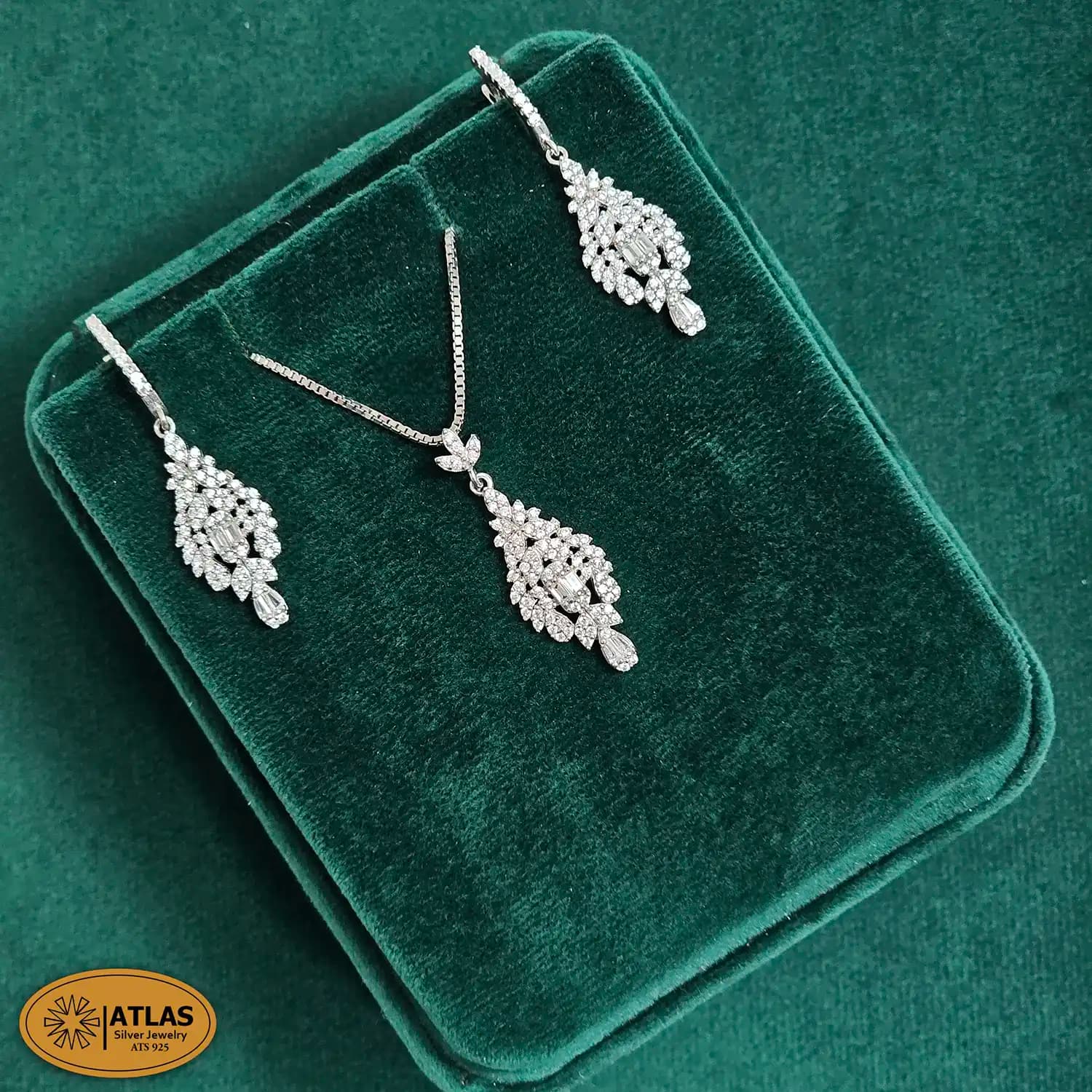 نیم ست نقره جواهری زنانه با نگین های برلیان و باگت 6.9 گرمی نقره اصل 925